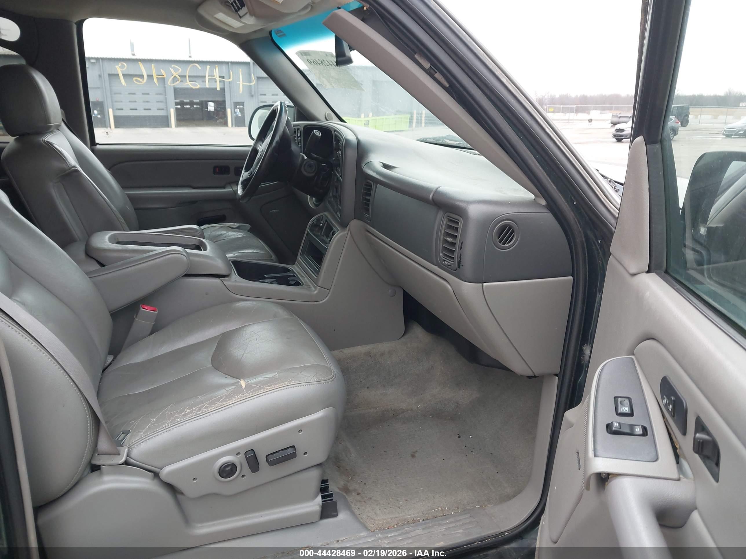 CHEVROLET SUBURBAN image 5