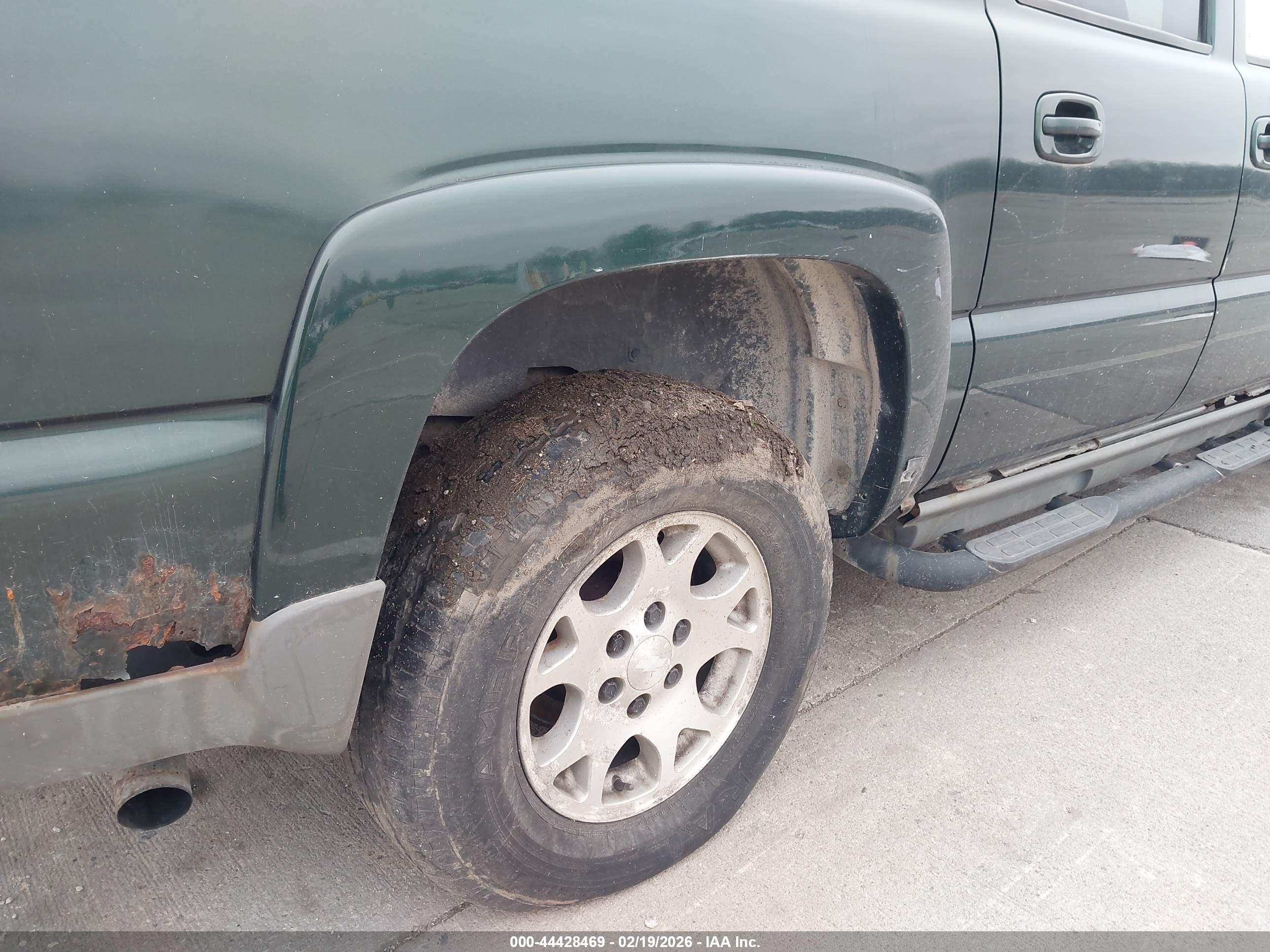 CHEVROLET SUBURBAN image 6