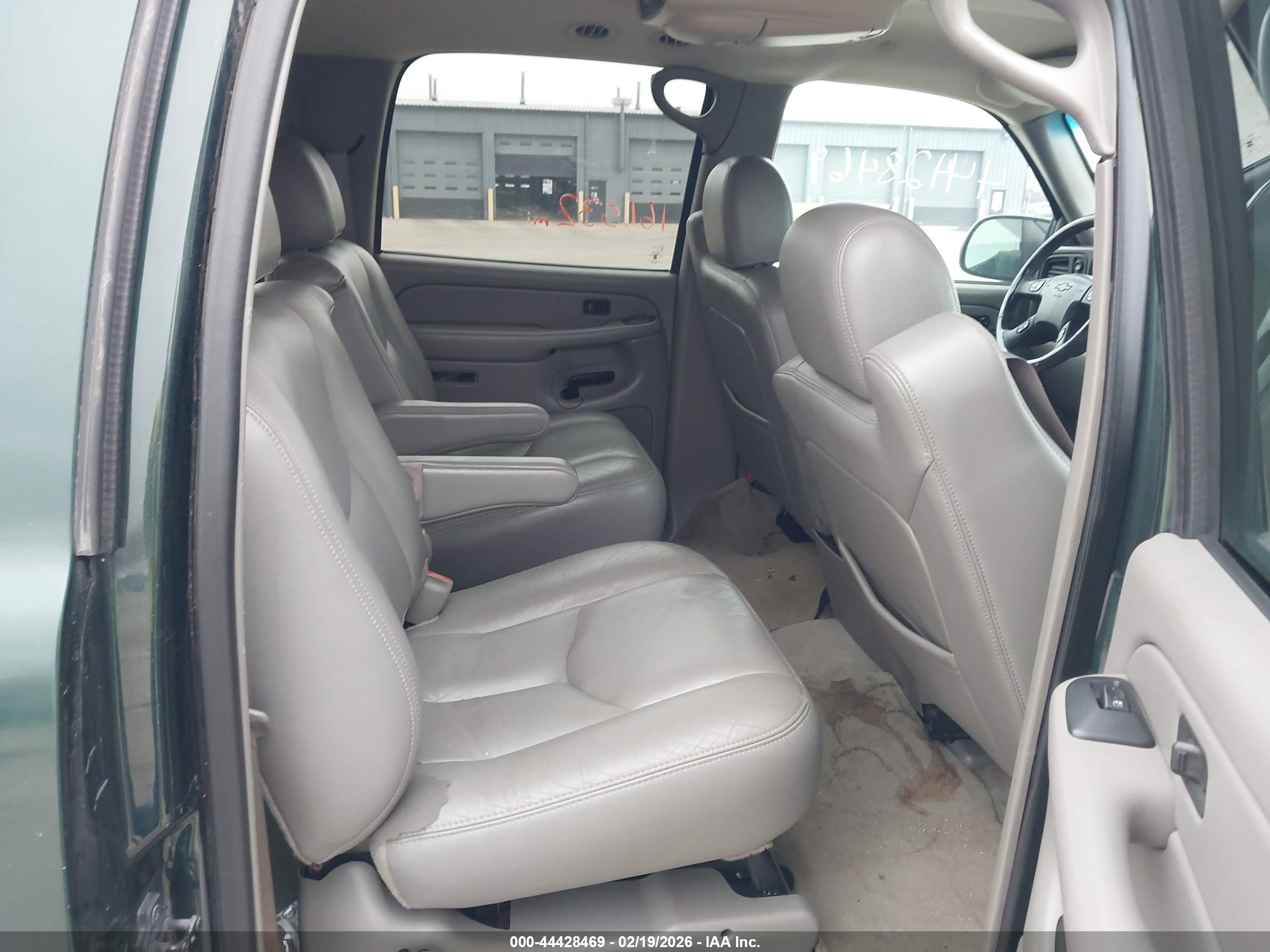 CHEVROLET SUBURBAN image 8