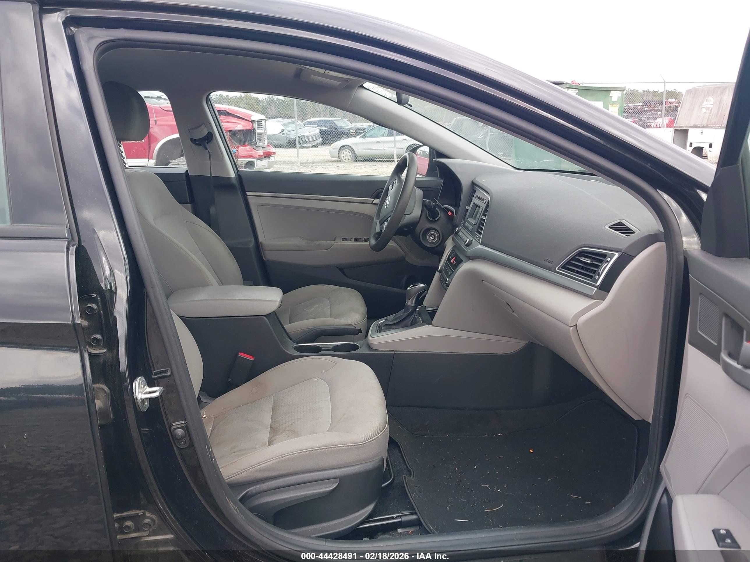 HYUNDAI ELANTRA image 5