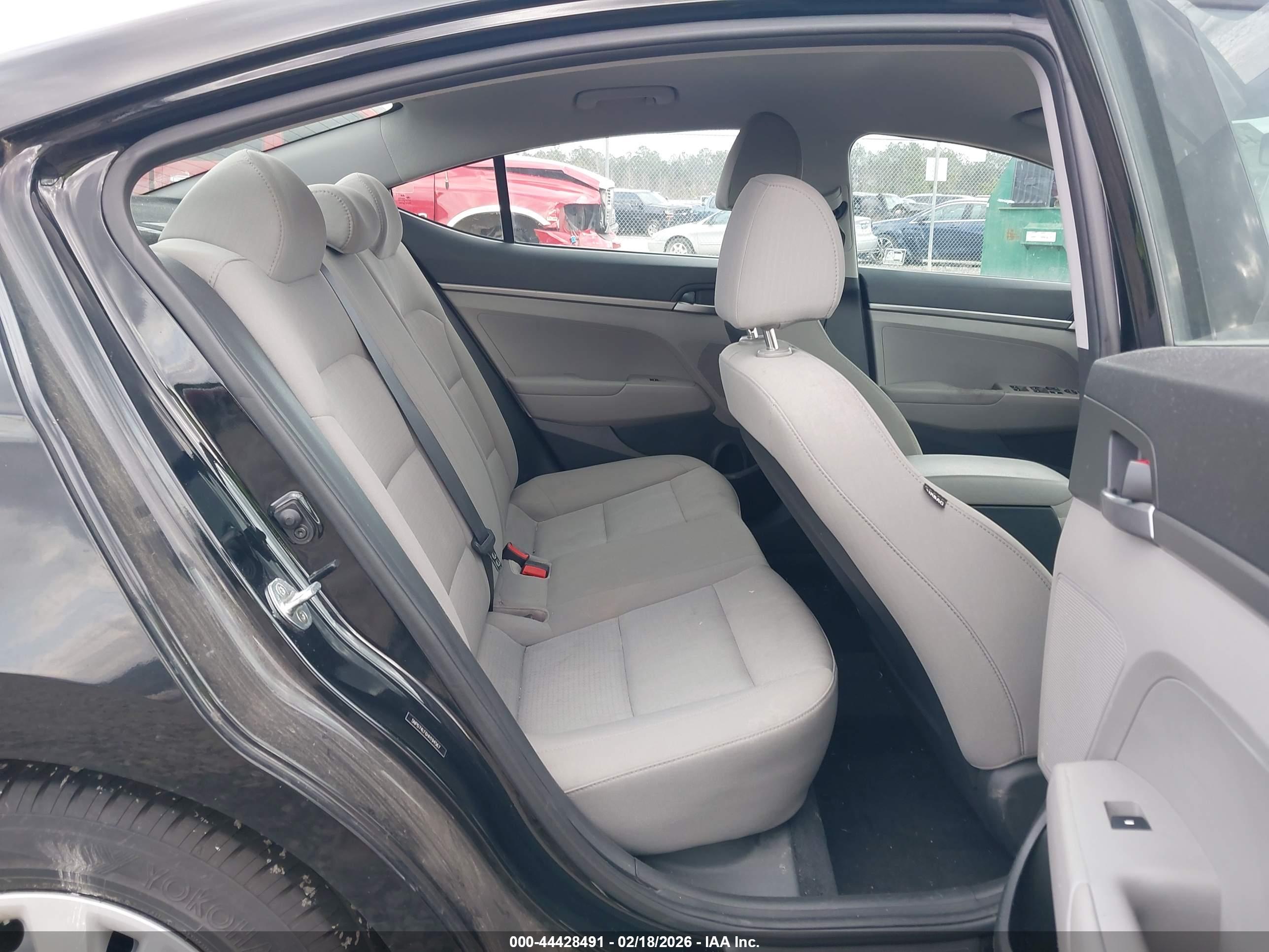 HYUNDAI ELANTRA image 8