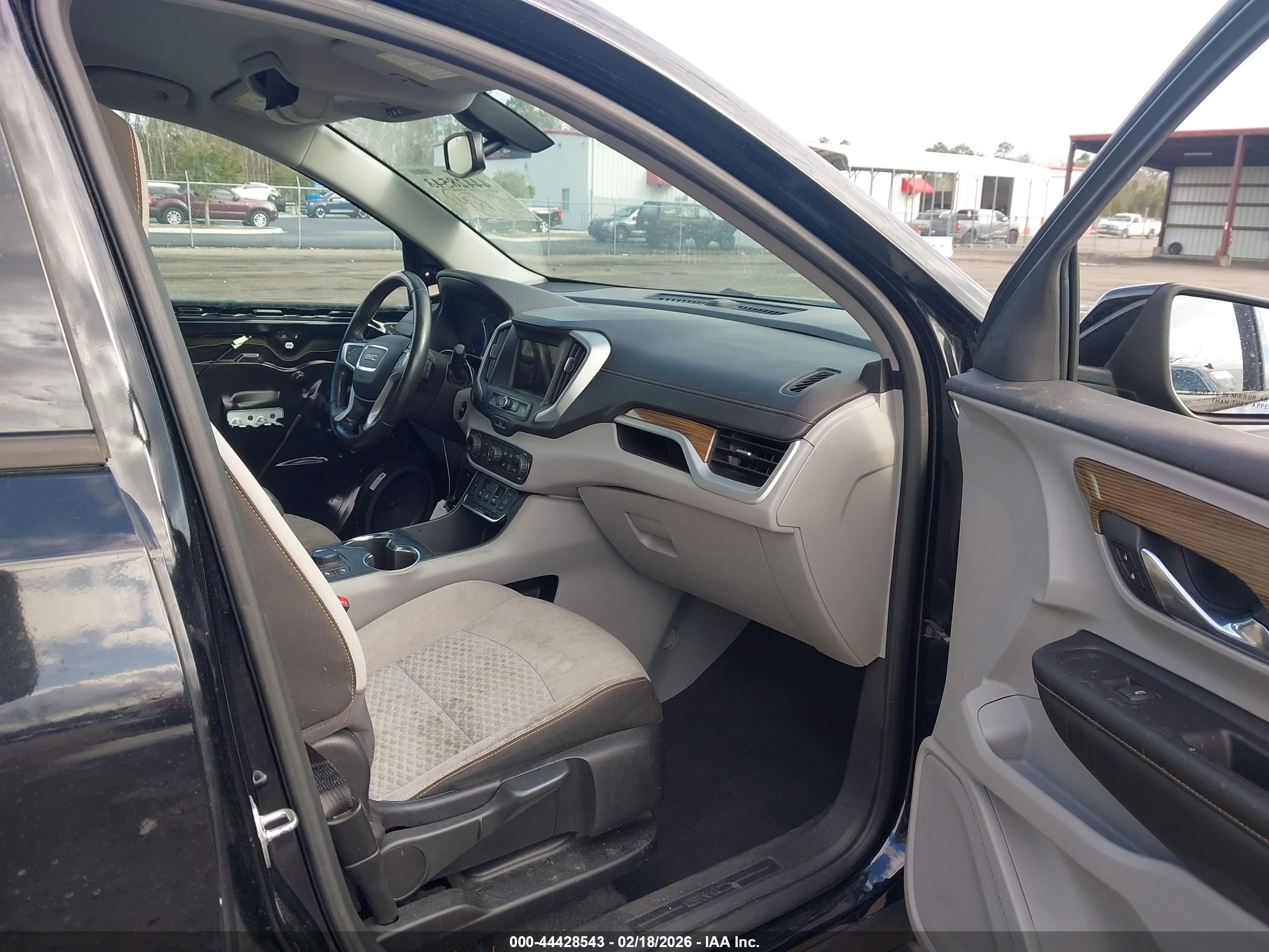 GMC TERRAIN image 5