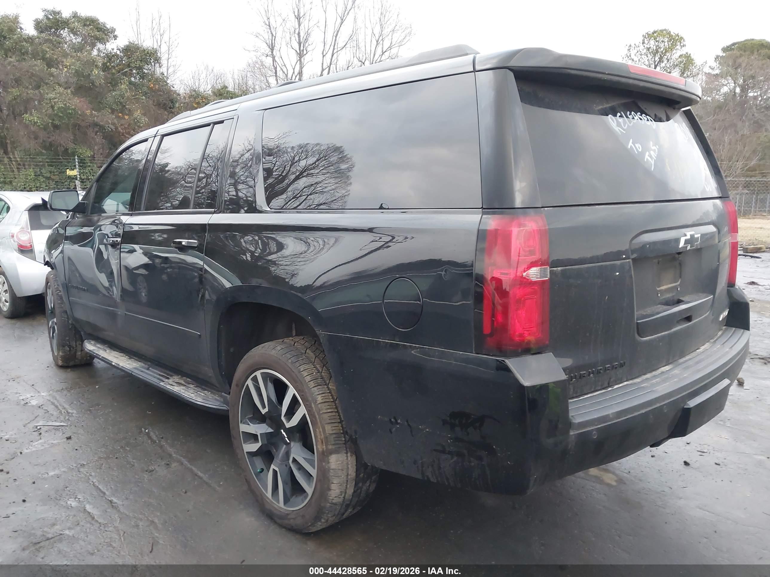 CHEVROLET SUBURBAN image 3