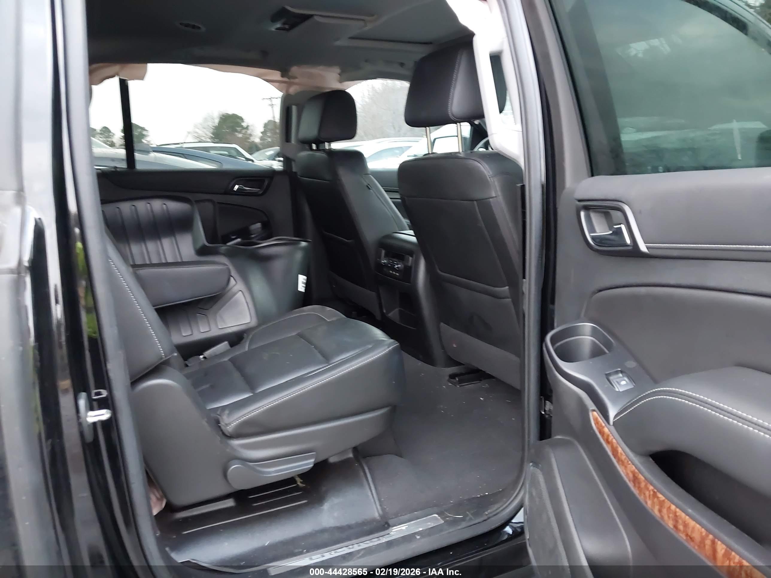 CHEVROLET SUBURBAN image 8