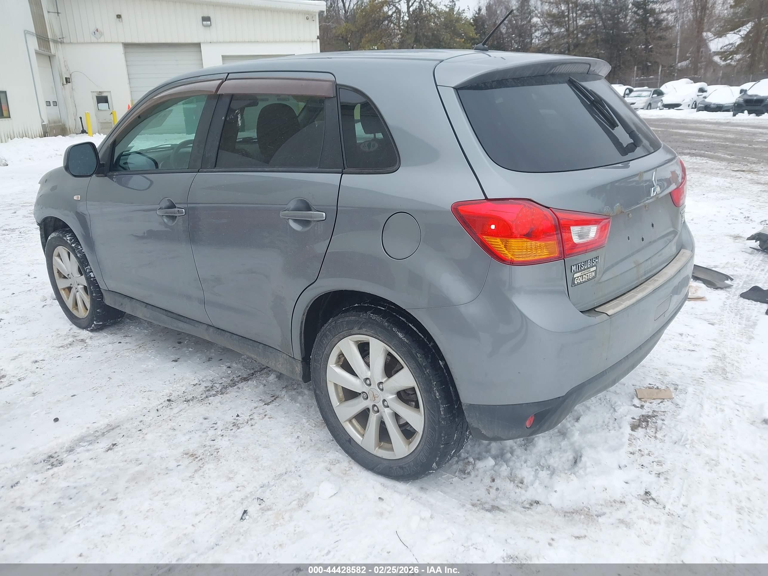 MITSUBISHI OUTLANDER image 3