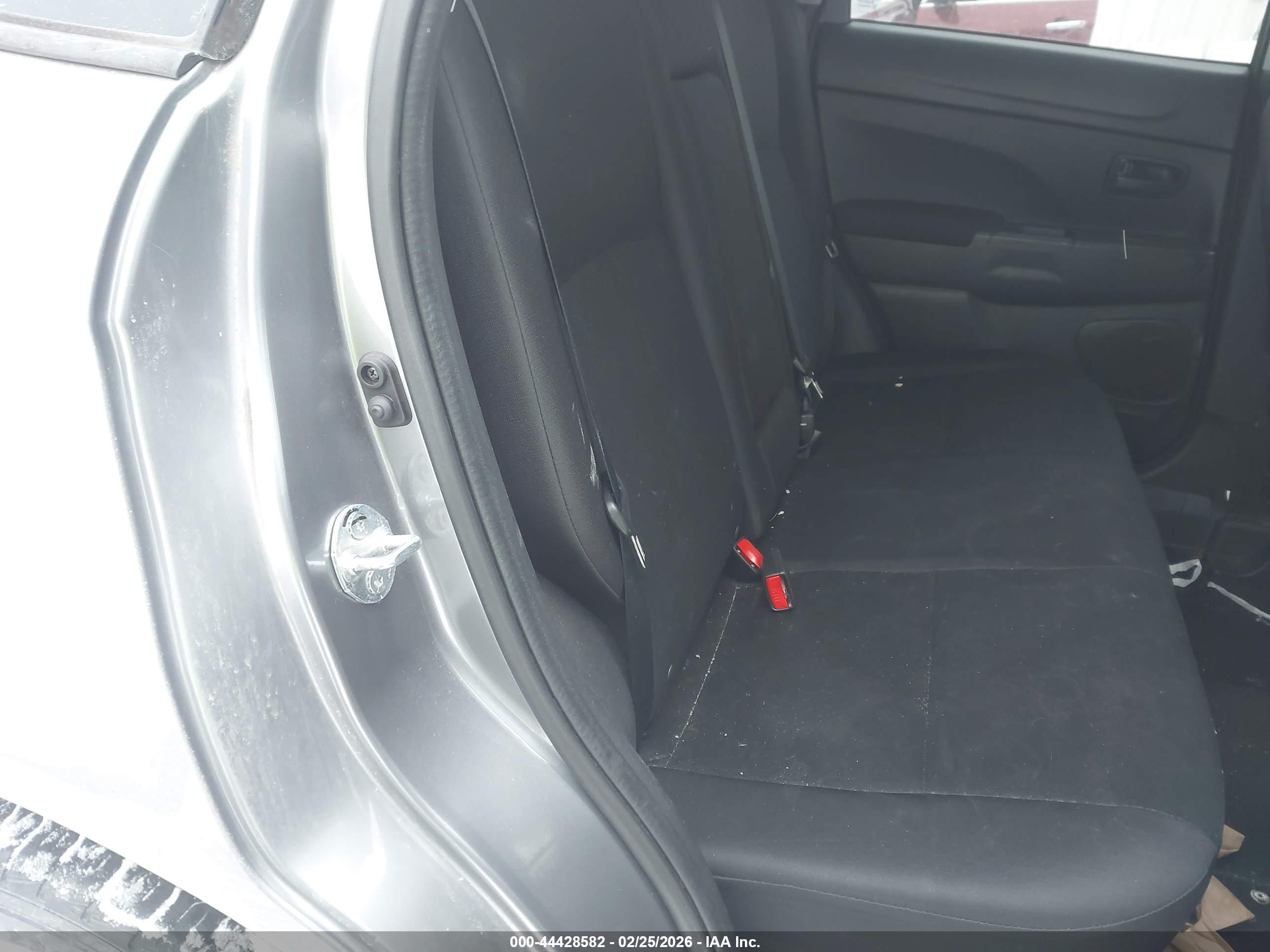 MITSUBISHI OUTLANDER image 8