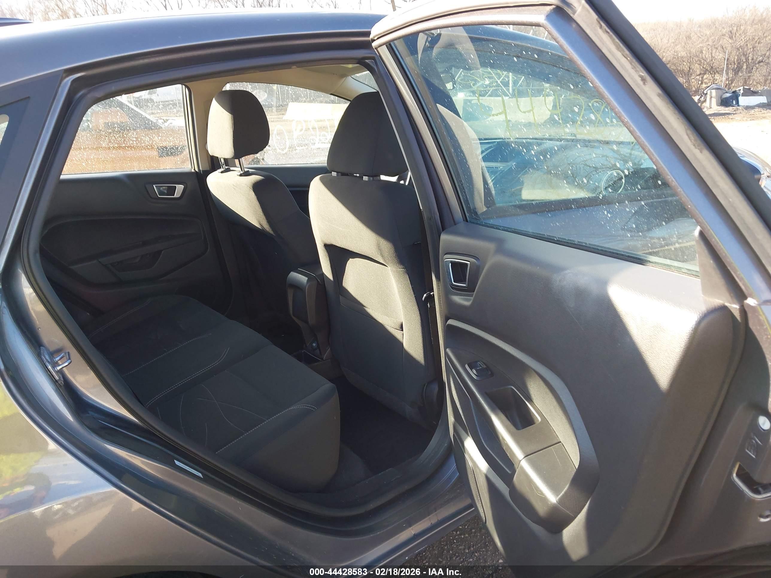 FORD FIESTA image 8