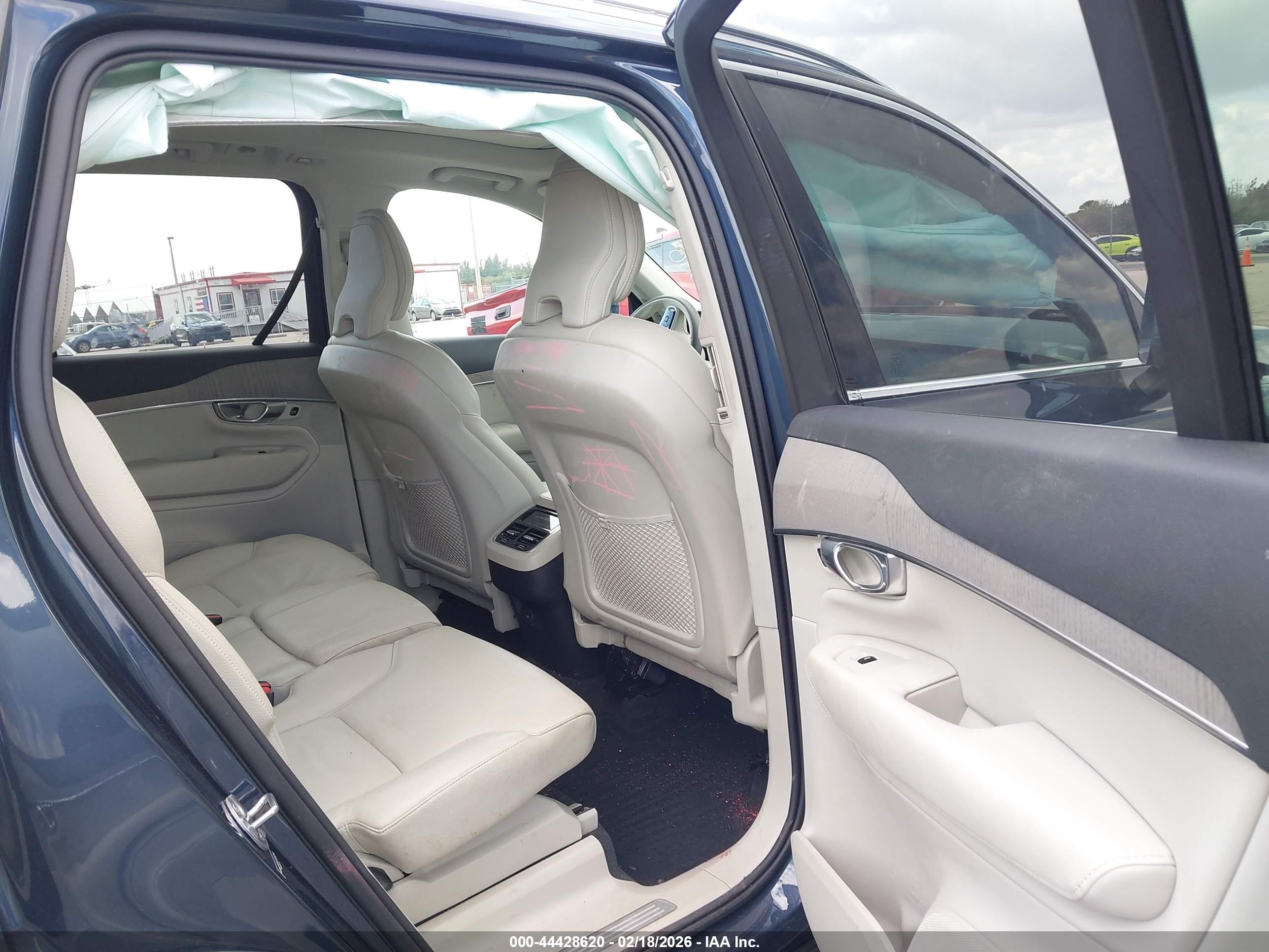 VOLVO XC90 image 8