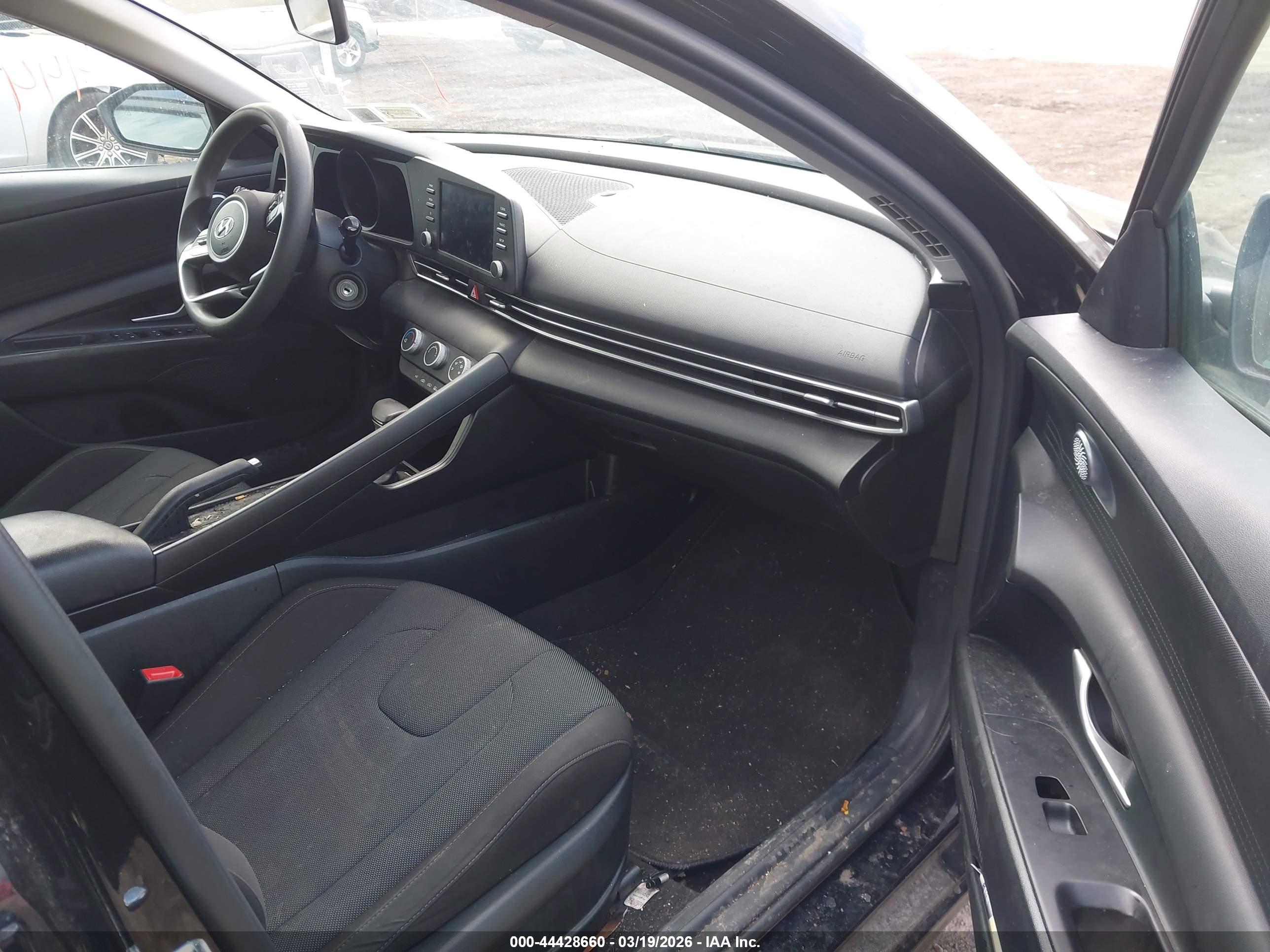 HYUNDAI ELANTRA image 5