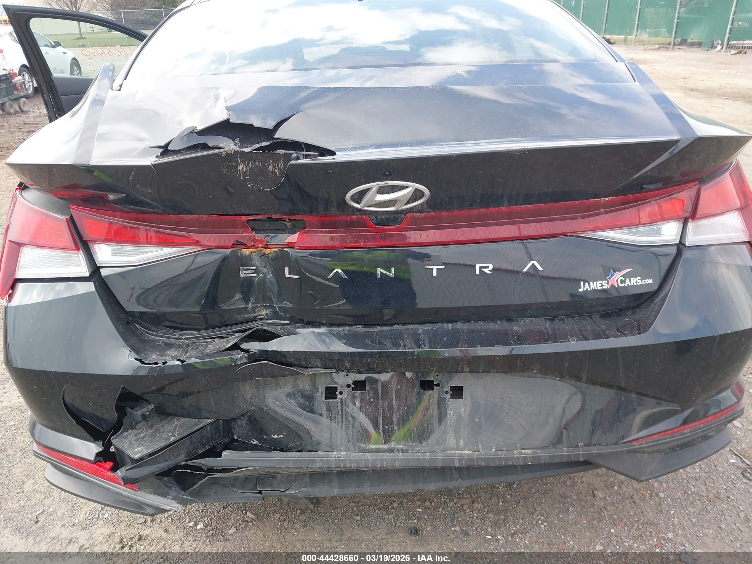 HYUNDAI ELANTRA image 6