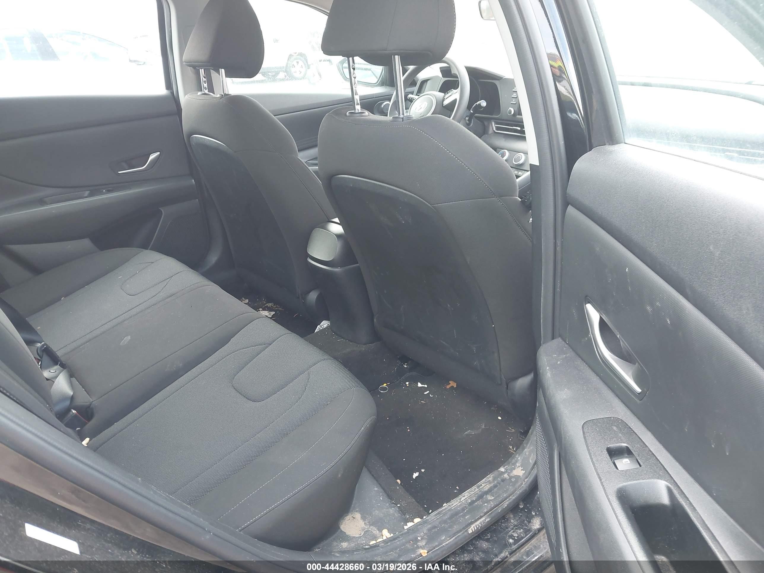 HYUNDAI ELANTRA image 8