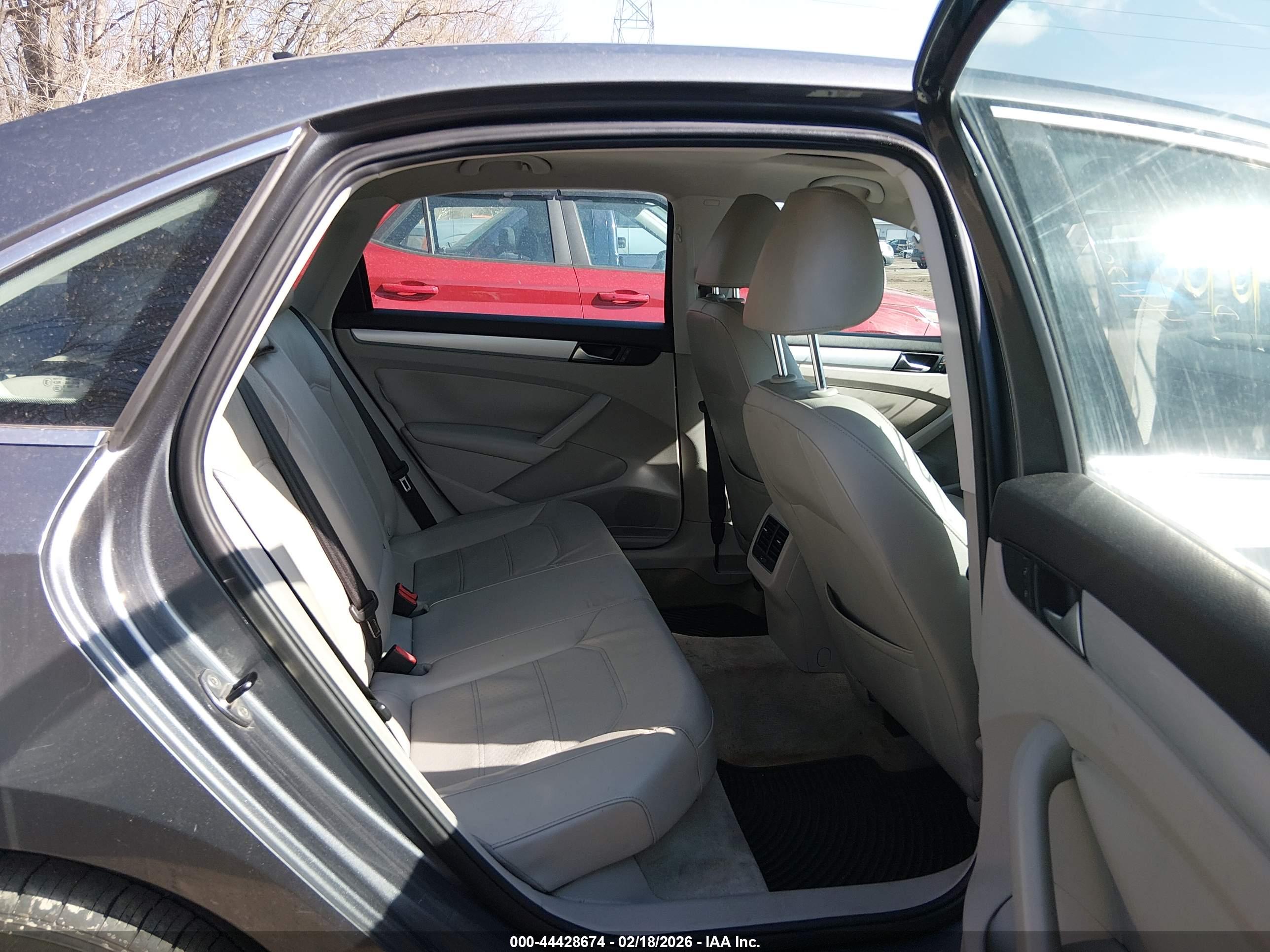 VOLKSWAGEN PASSAT image 8