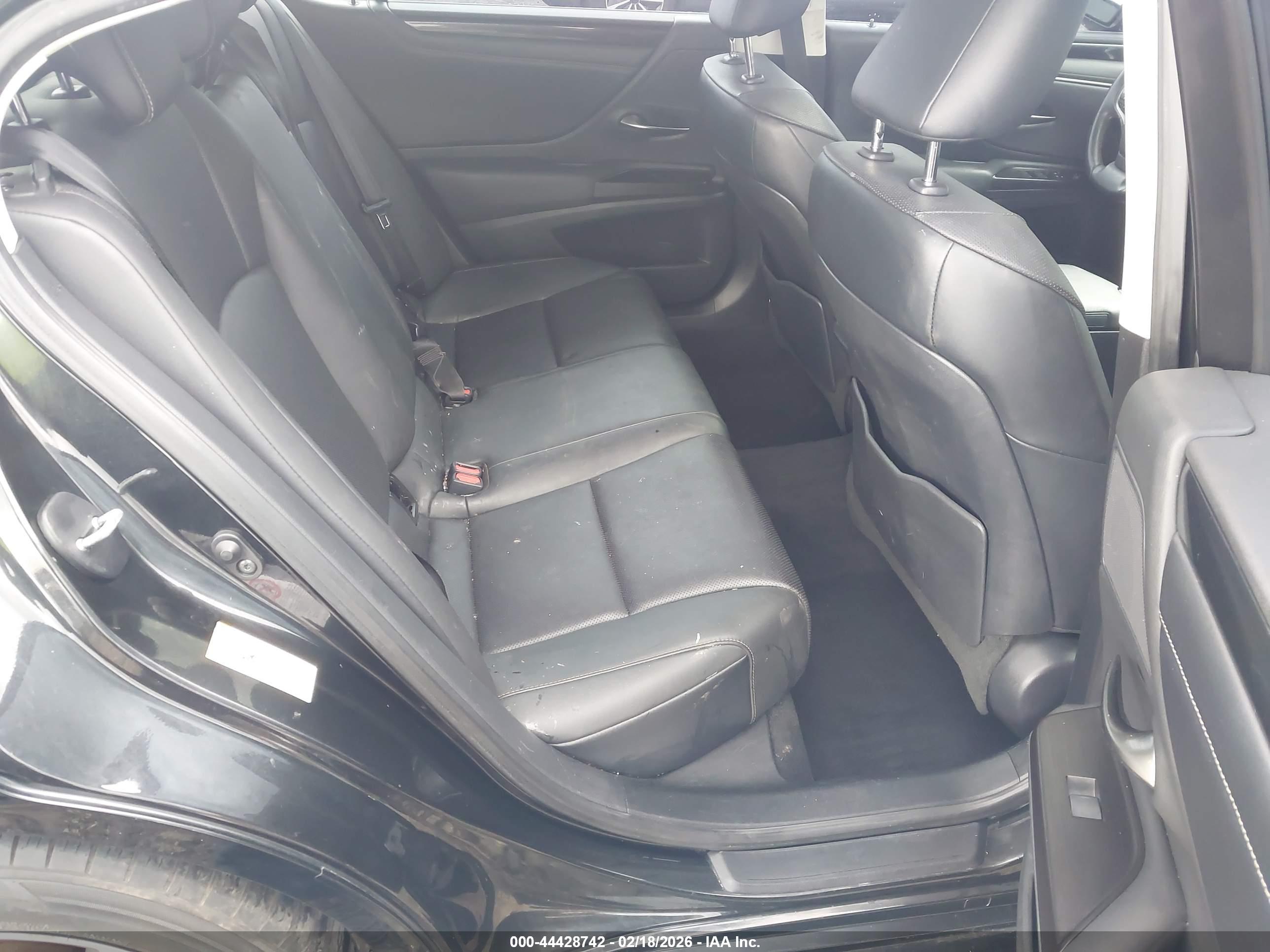LEXUS ES image 8