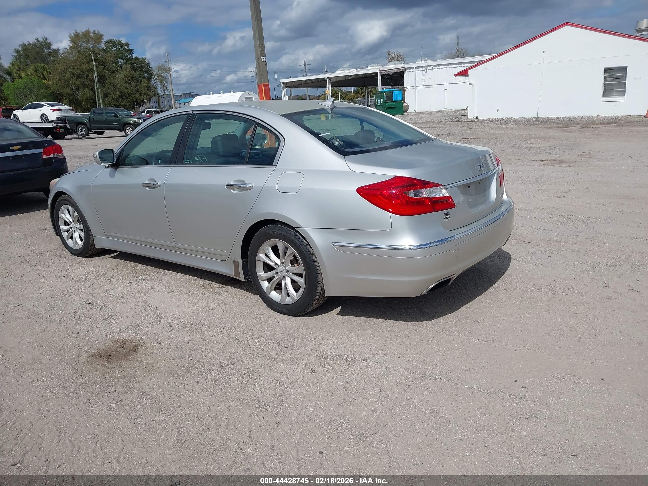 HYUNDAI GENESIS image 3