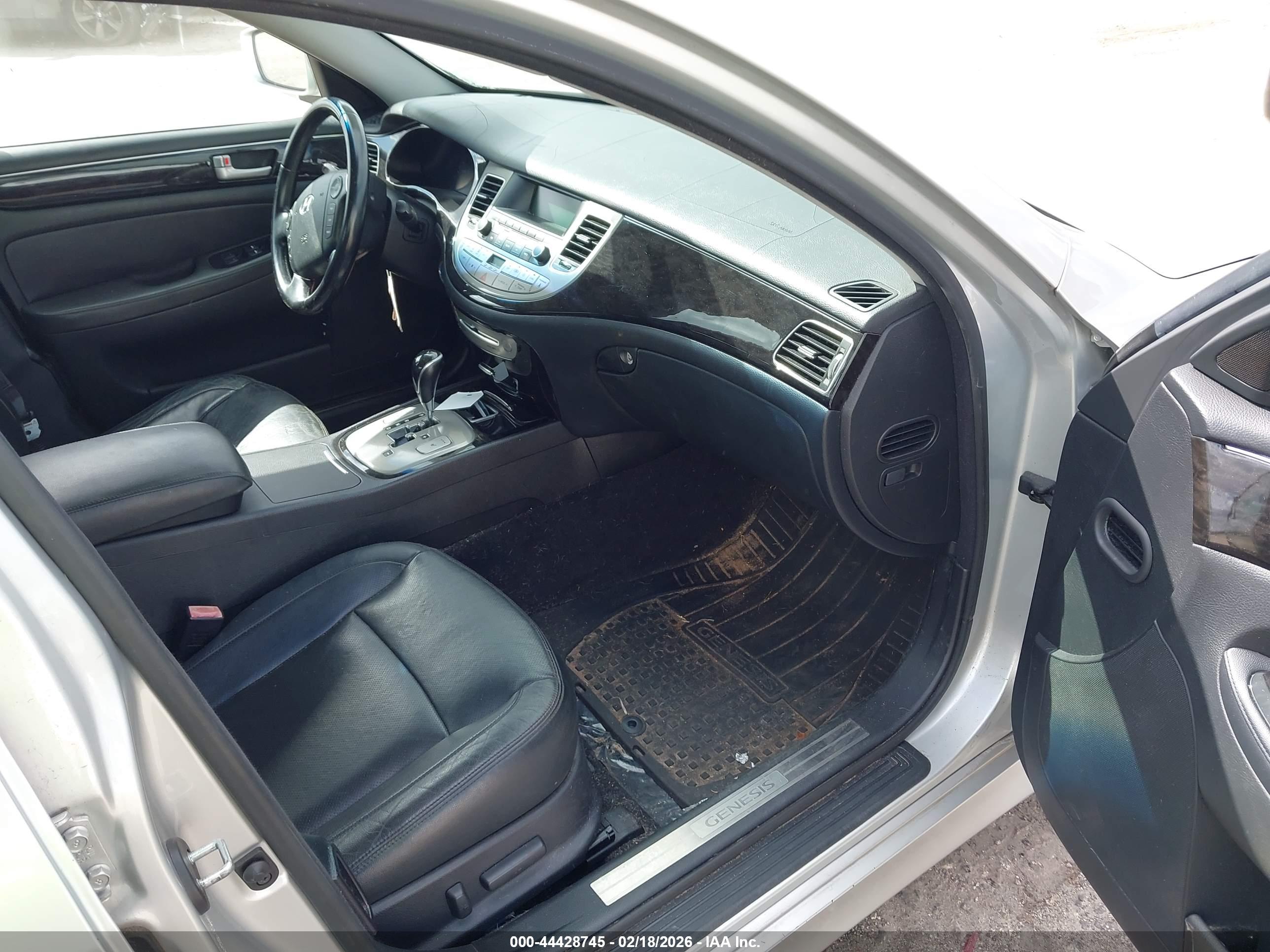 HYUNDAI GENESIS image 5