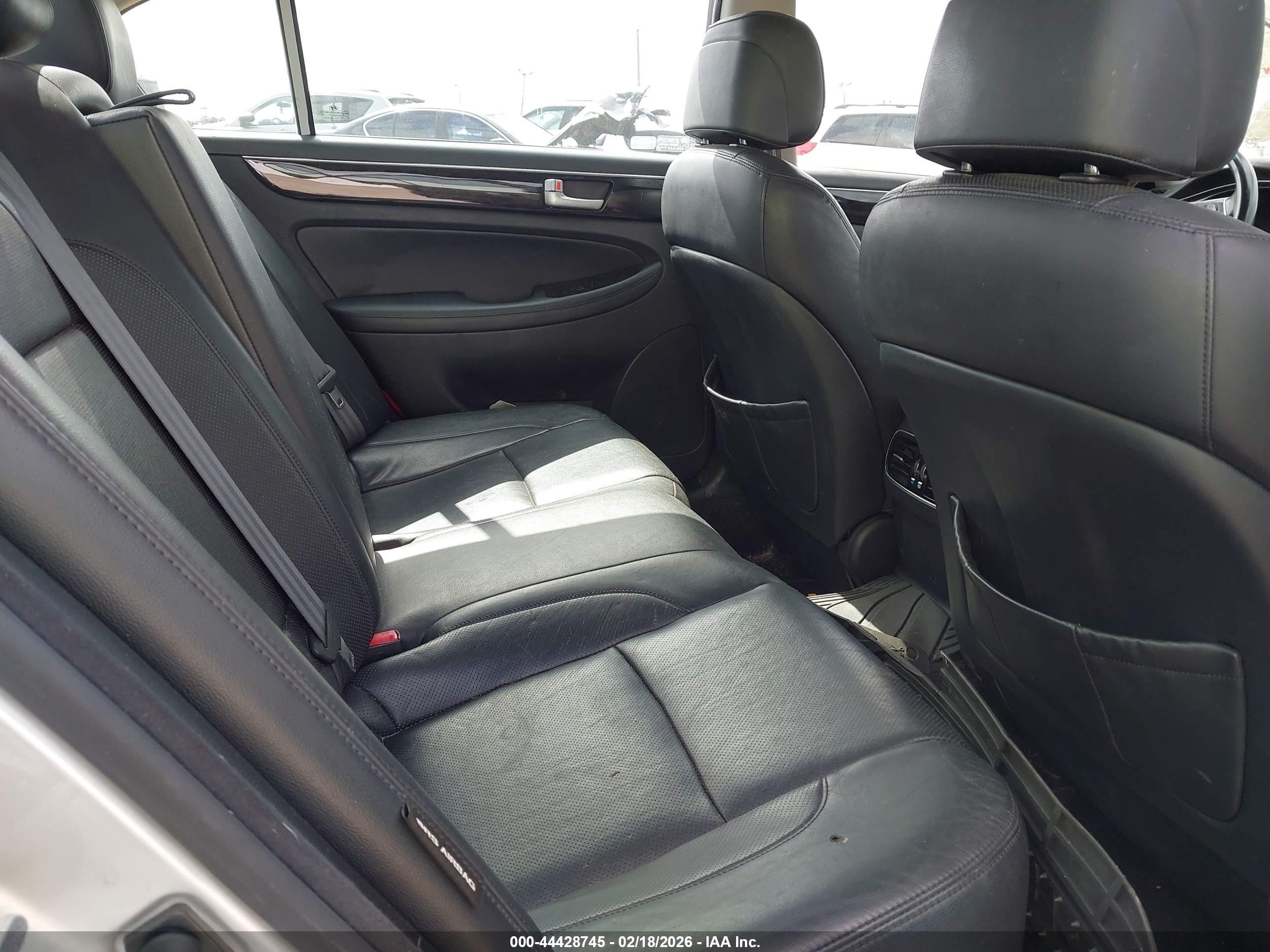 HYUNDAI GENESIS image 8