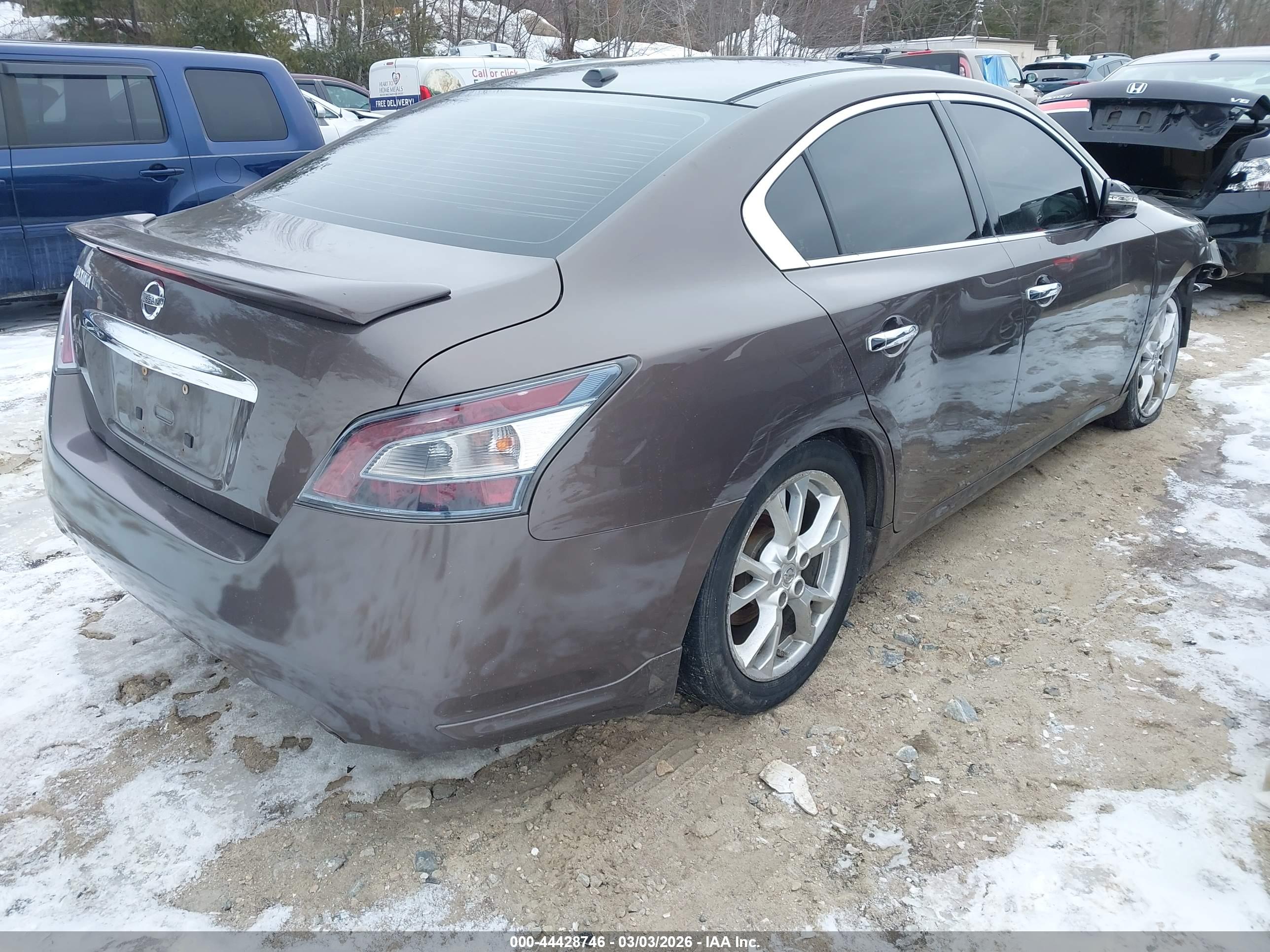 NISSAN MAXIMA image 4