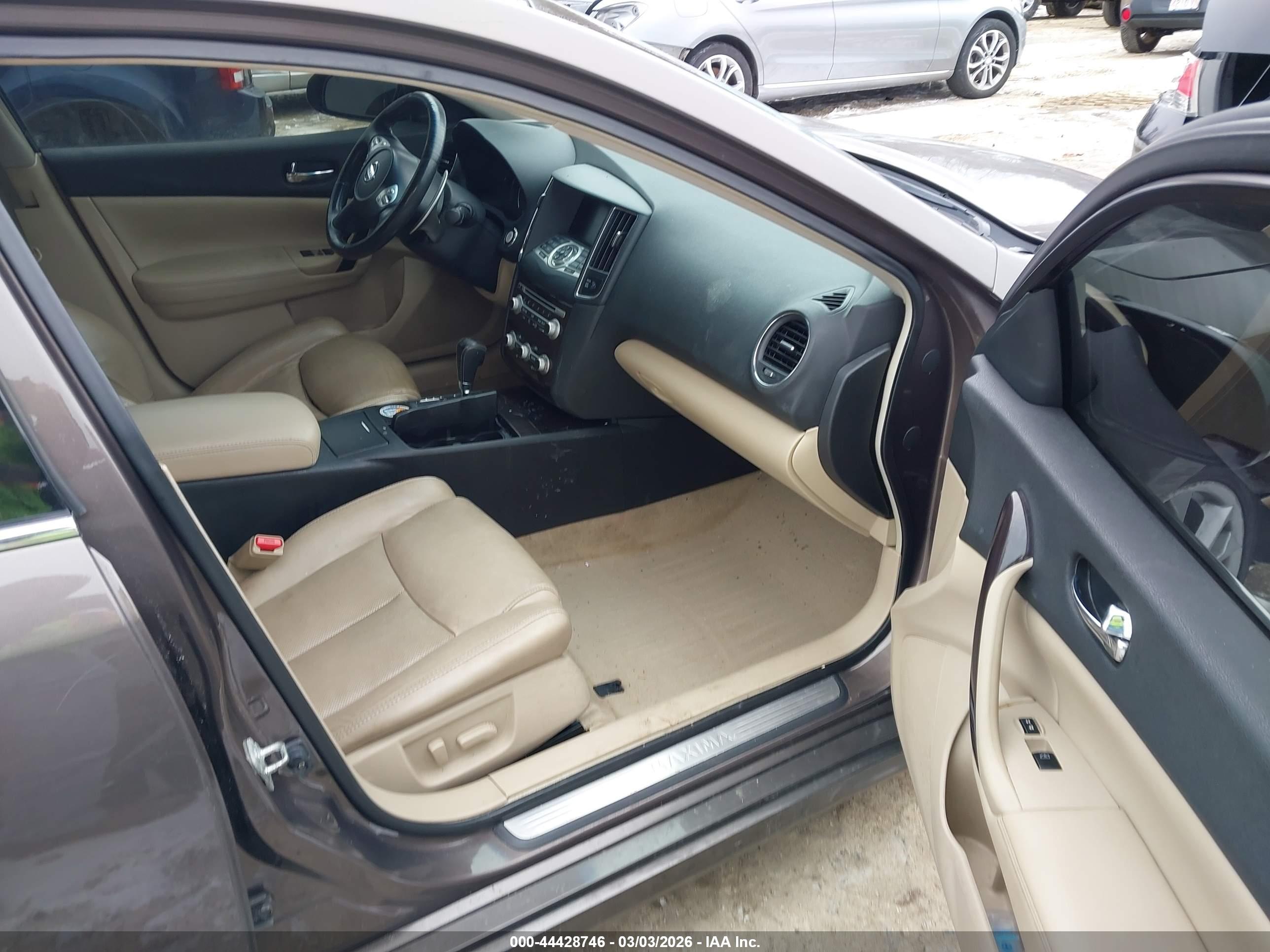 NISSAN MAXIMA image 5
