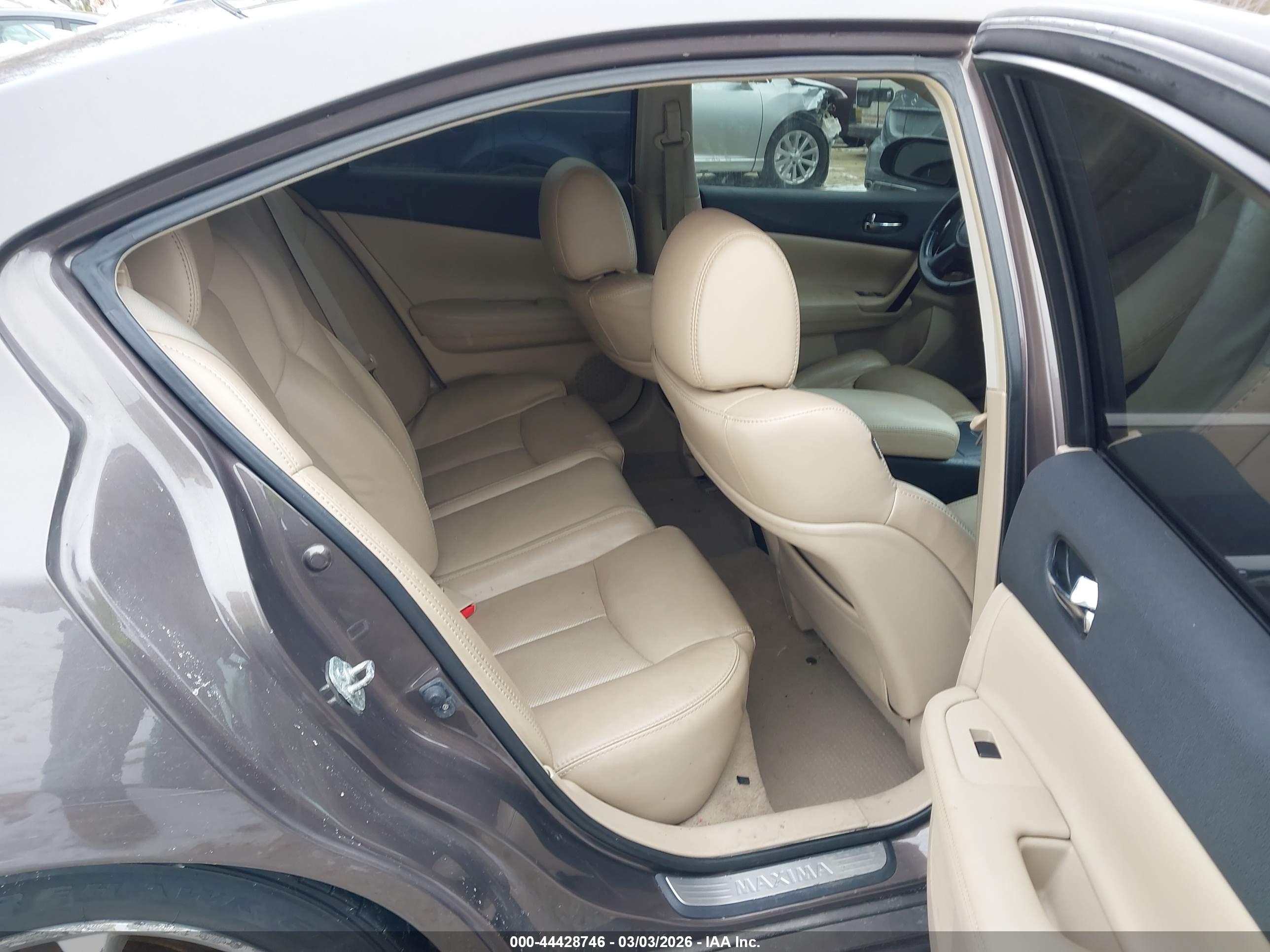 NISSAN MAXIMA image 8