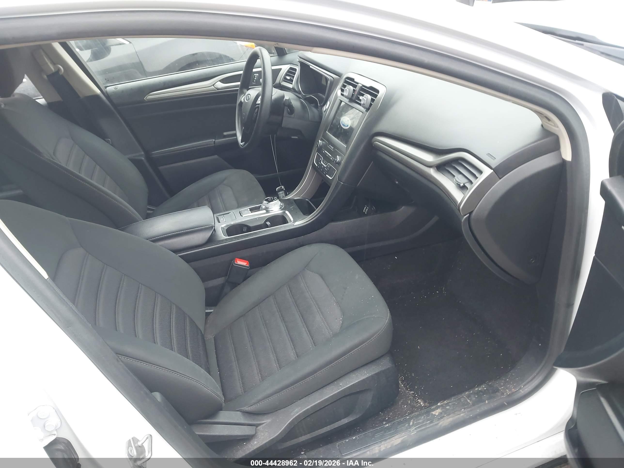 FORD FUSION image 5