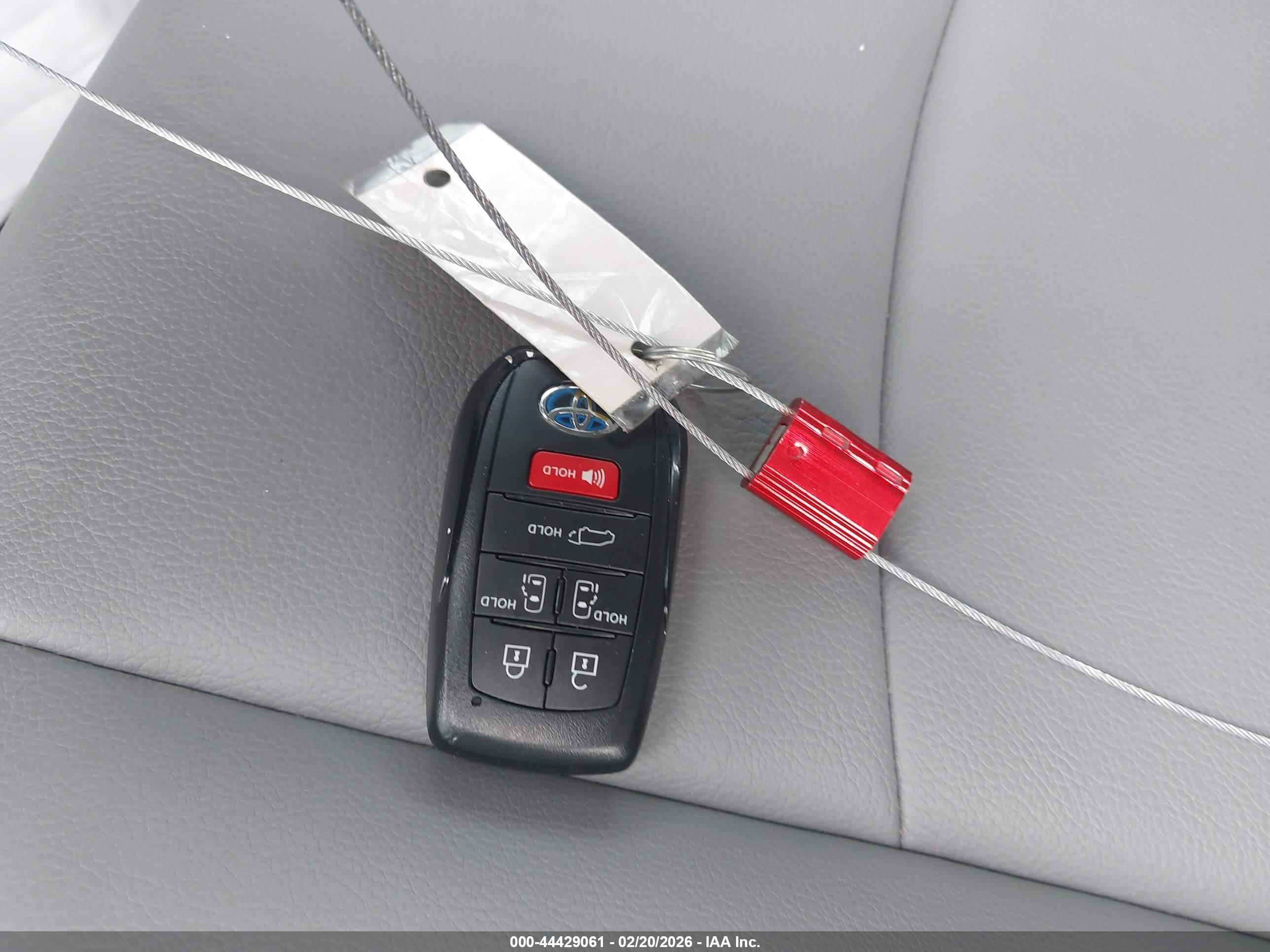 TOYOTA SIENNA image 11
