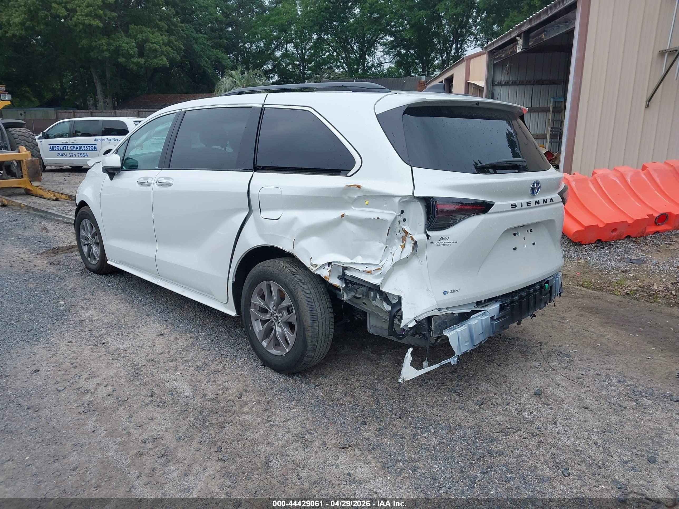 TOYOTA SIENNA image 3