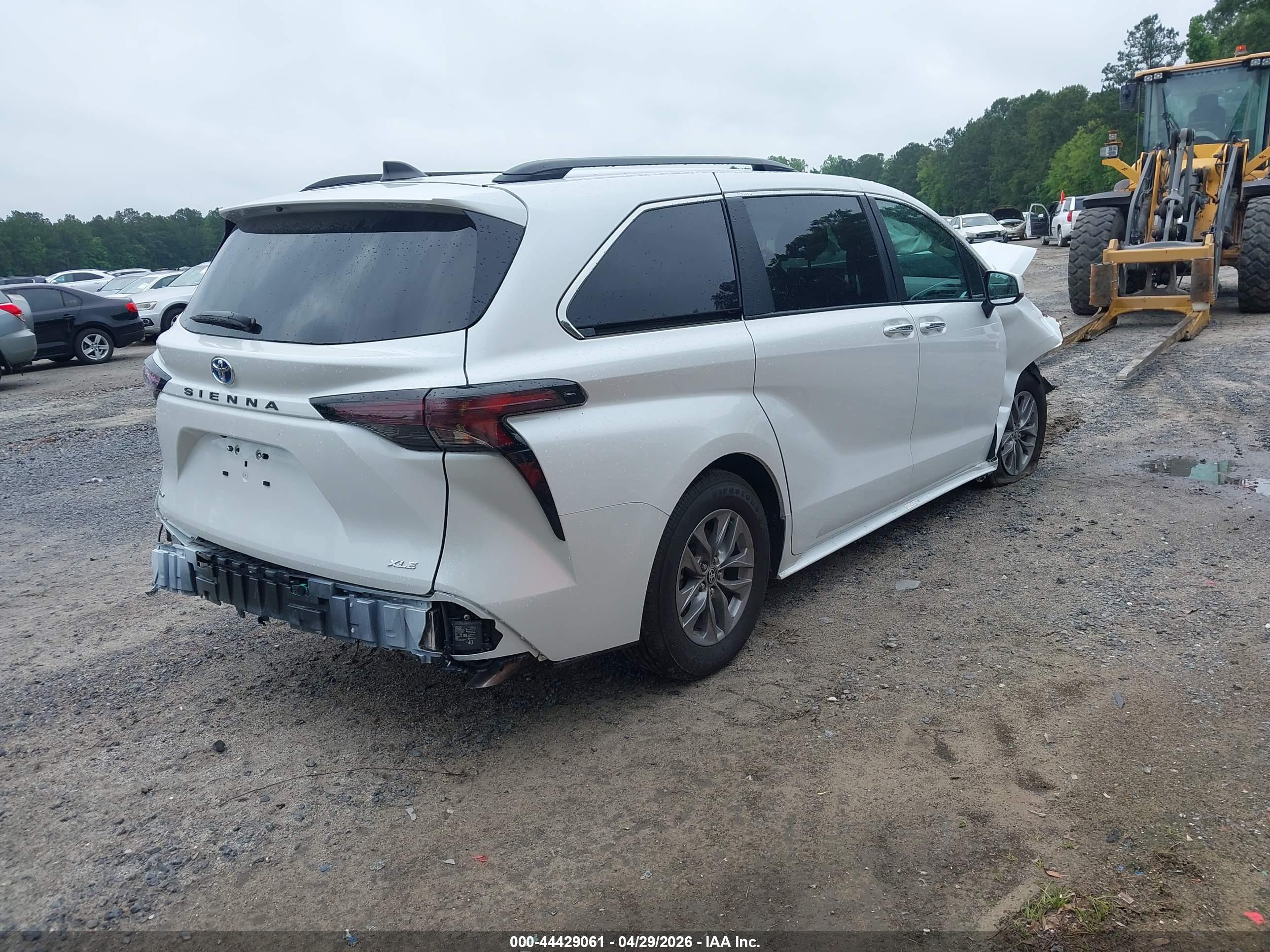 TOYOTA SIENNA image 4