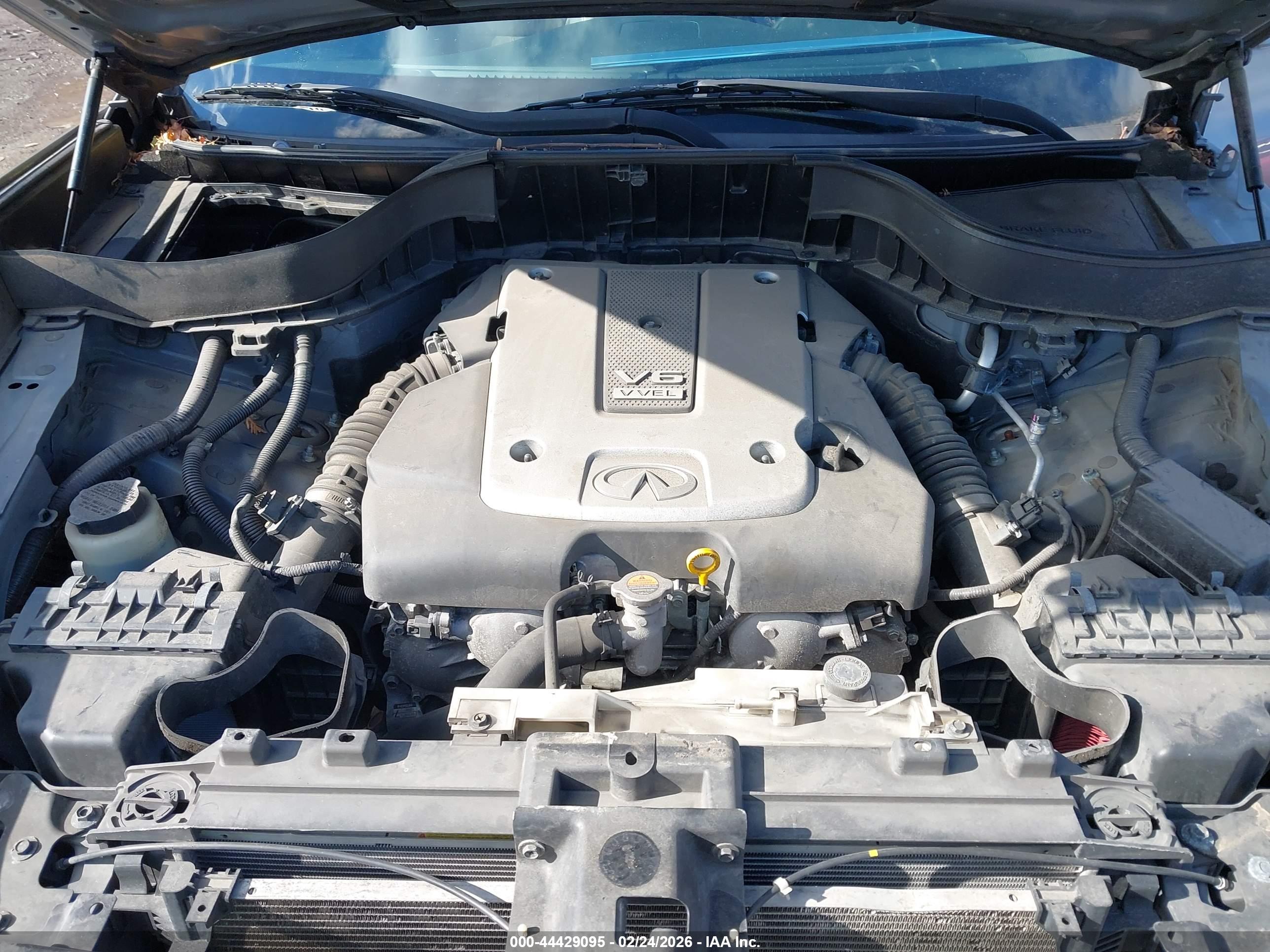 INFINITI QX70 image 10