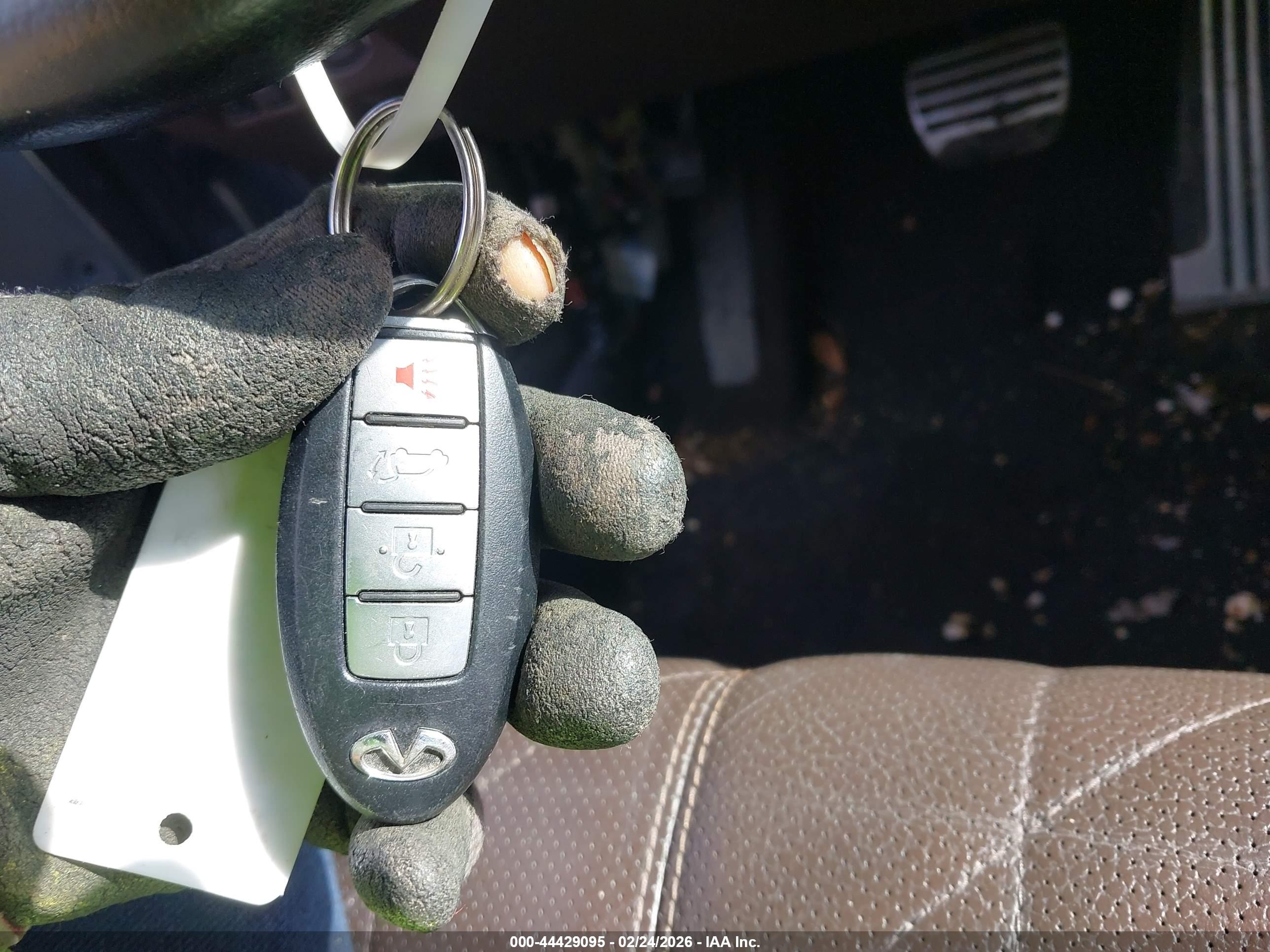 INFINITI QX70 image 11