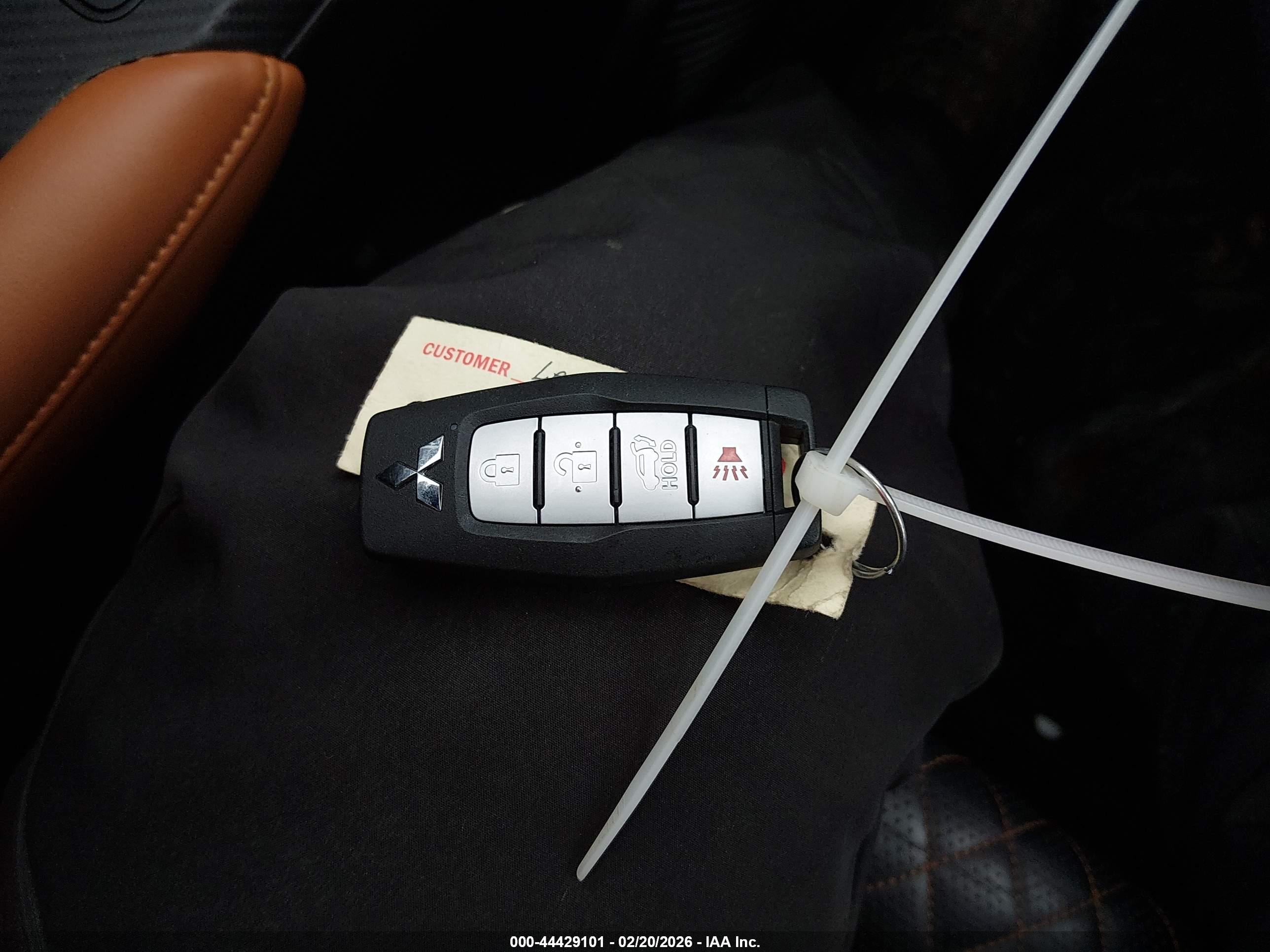 MITSUBISHI OUTLANDER image 11