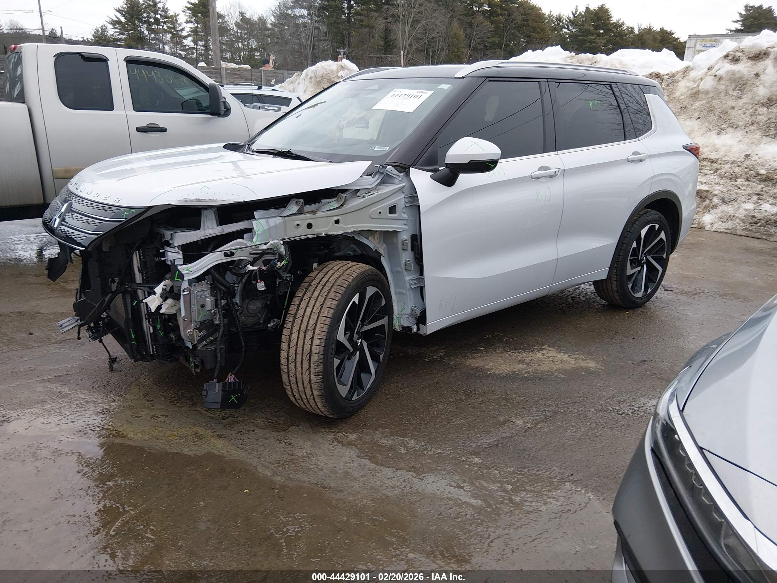 MITSUBISHI OUTLANDER image 2