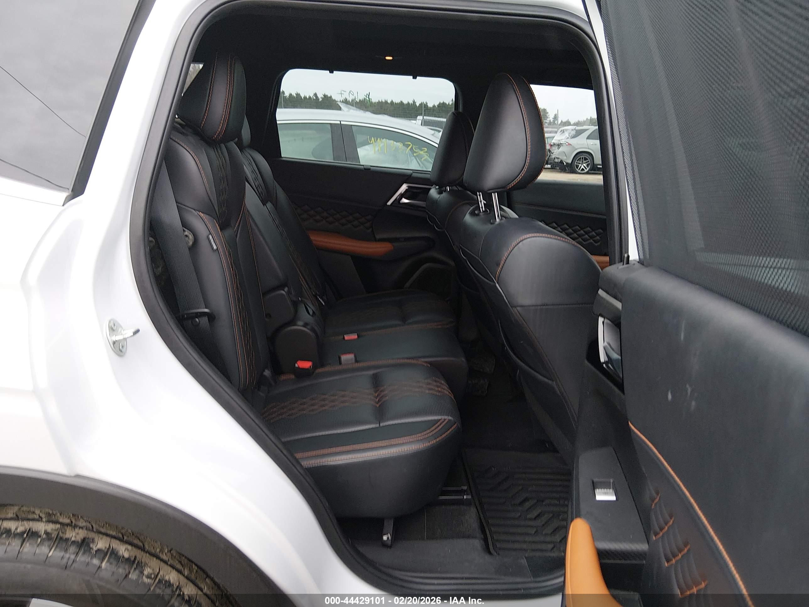 MITSUBISHI OUTLANDER image 8