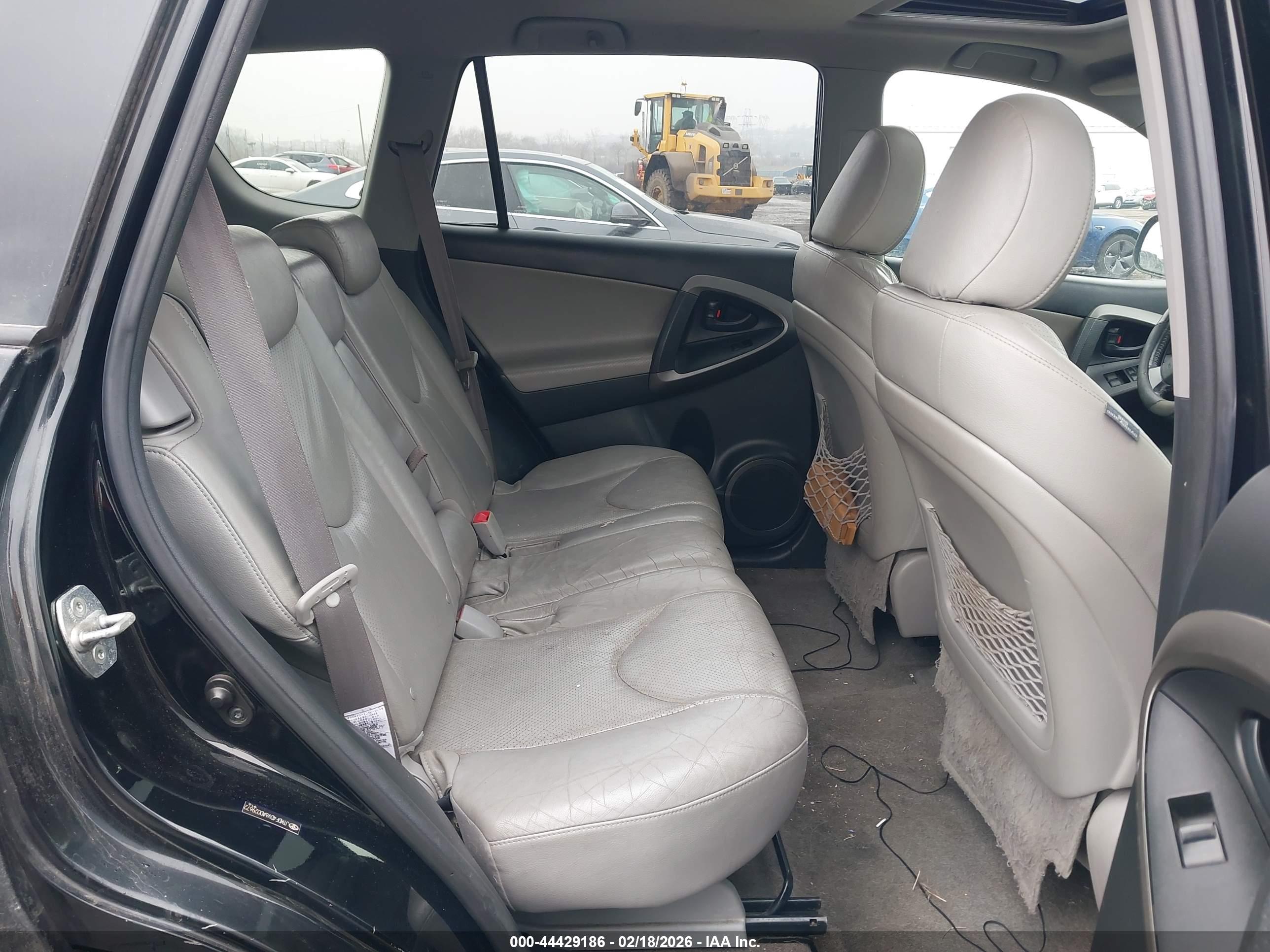 TOYOTA RAV4 image 8