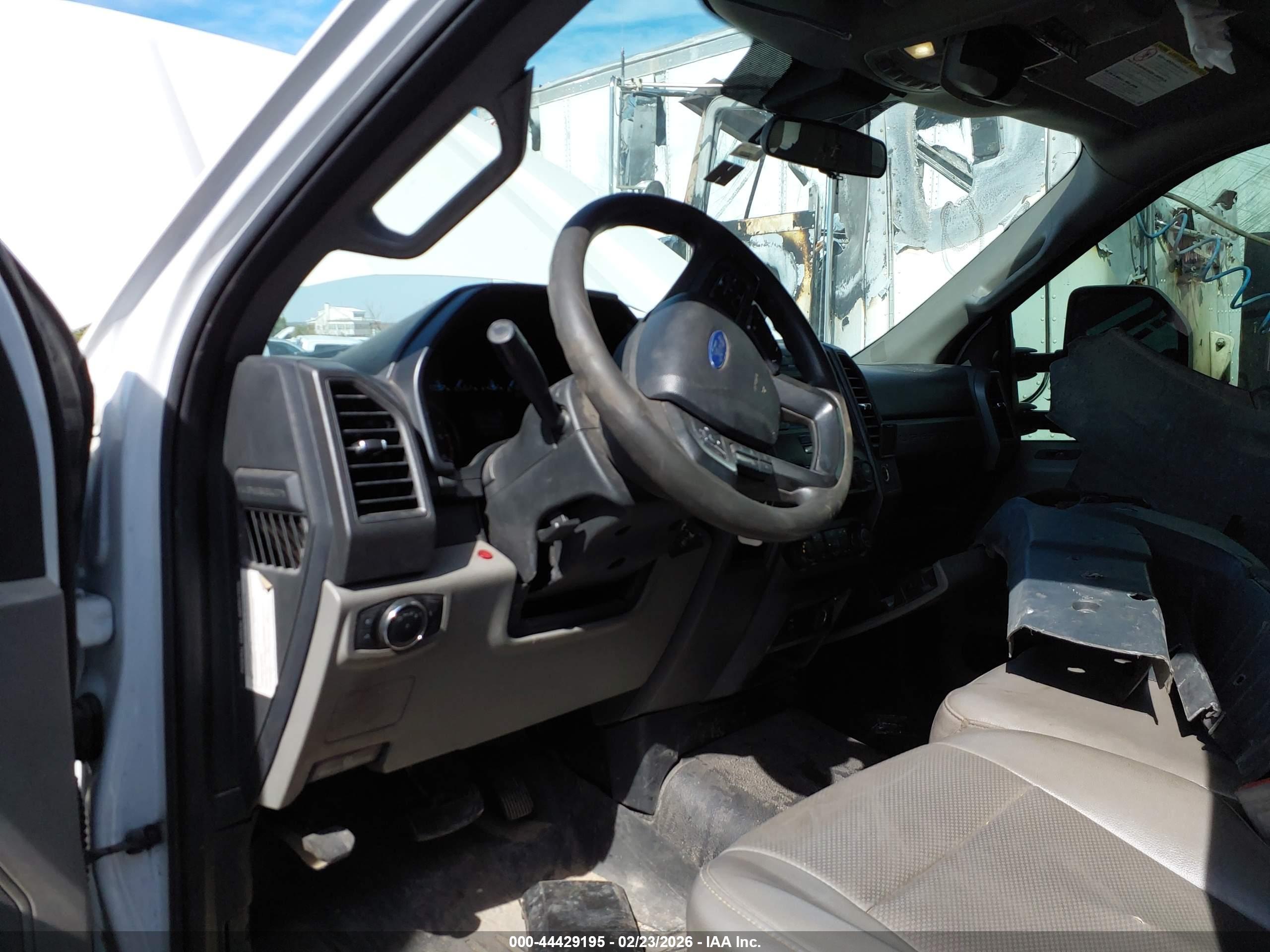 FORD F-600 image 8