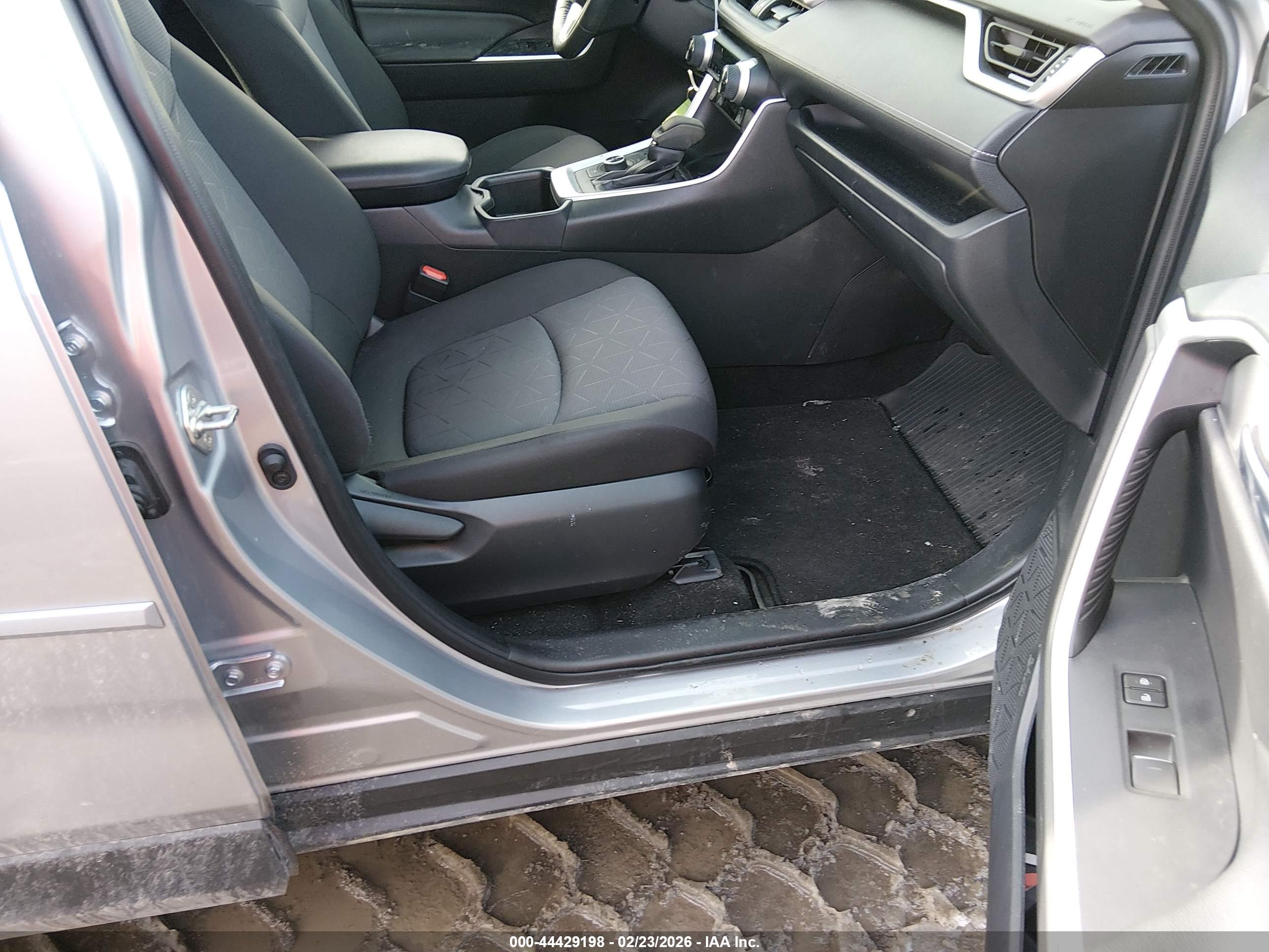 TOYOTA RAV4 image 5