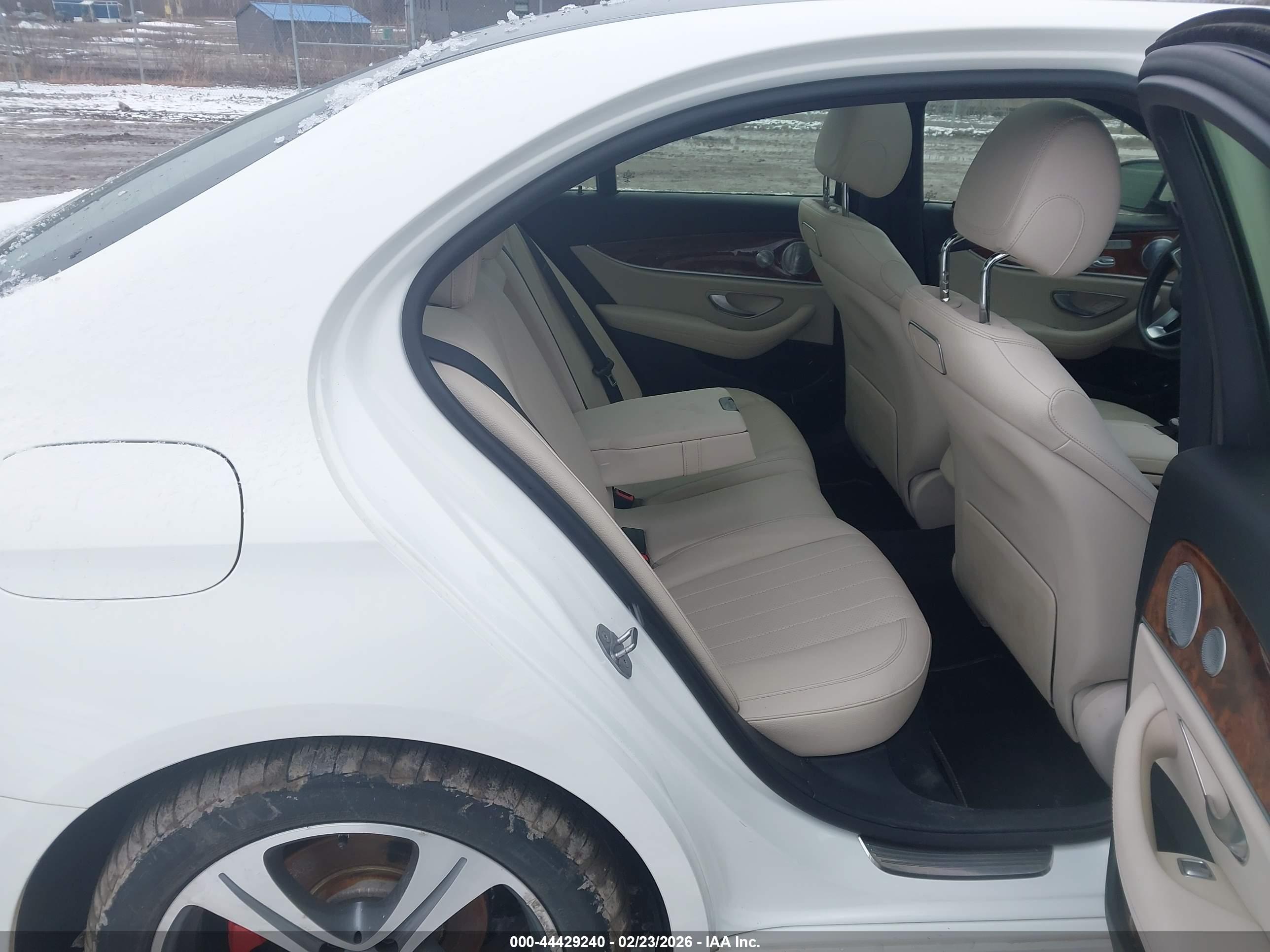 MERCEDES-BENZ E image 8