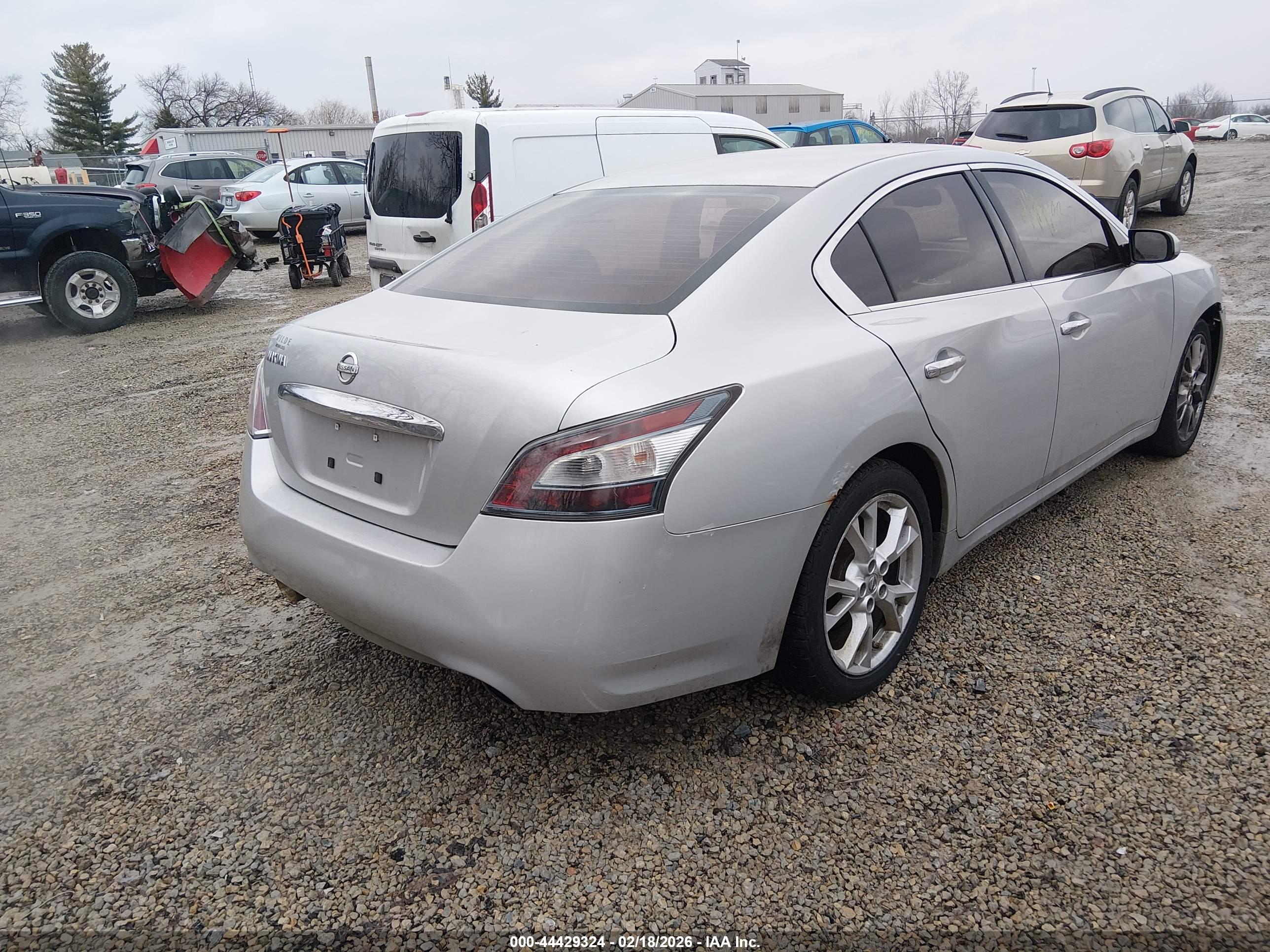 NISSAN MAXIMA image 4