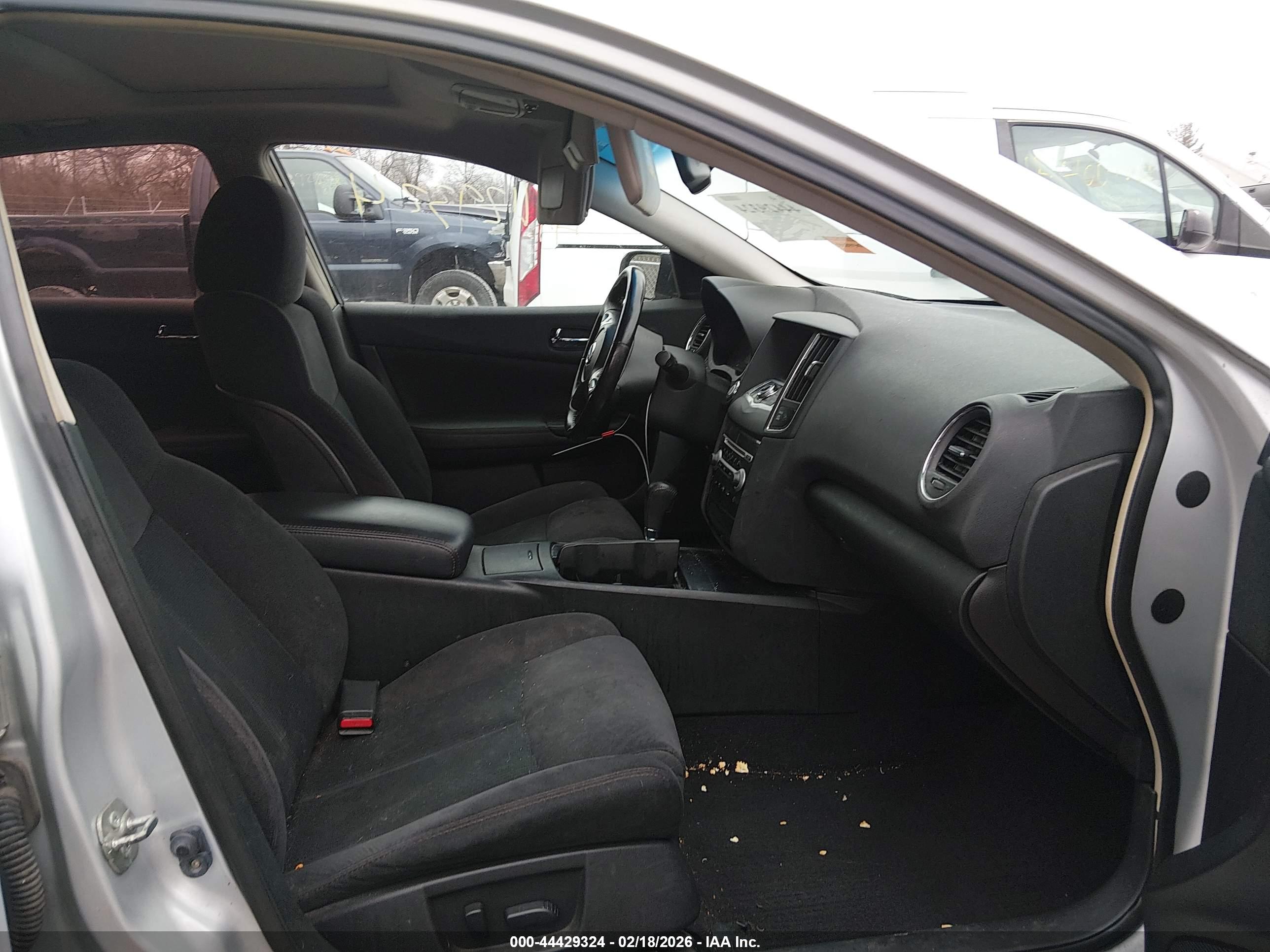 NISSAN MAXIMA image 5