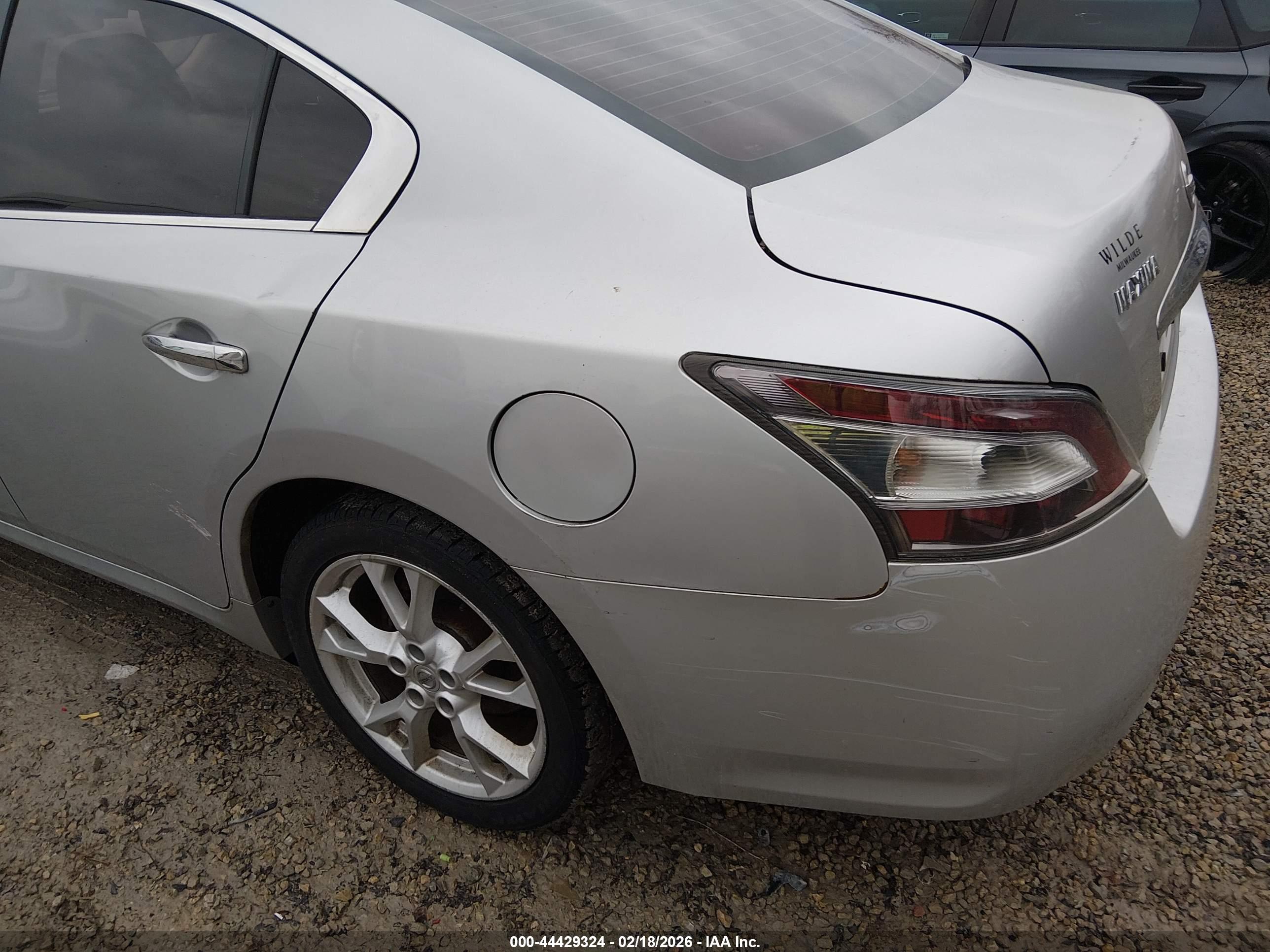 NISSAN MAXIMA image 6