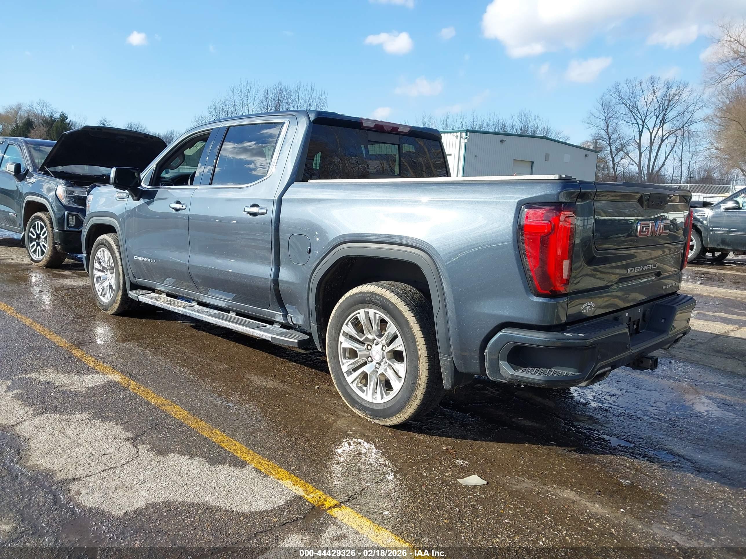 GMC SIERRA image 3