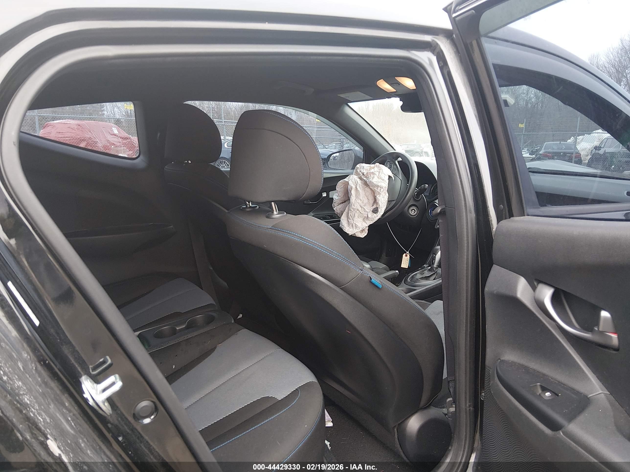 HYUNDAI VELOSTER image 8