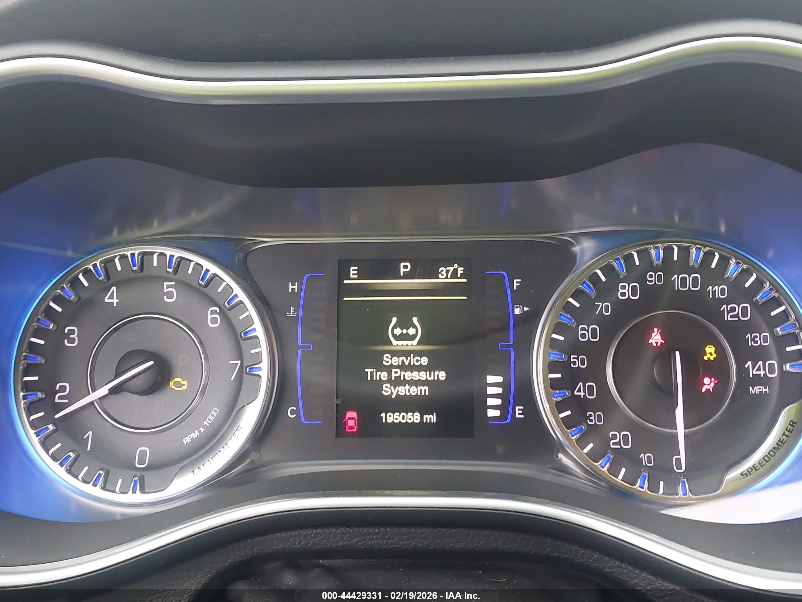CHRYSLER 200 image 7