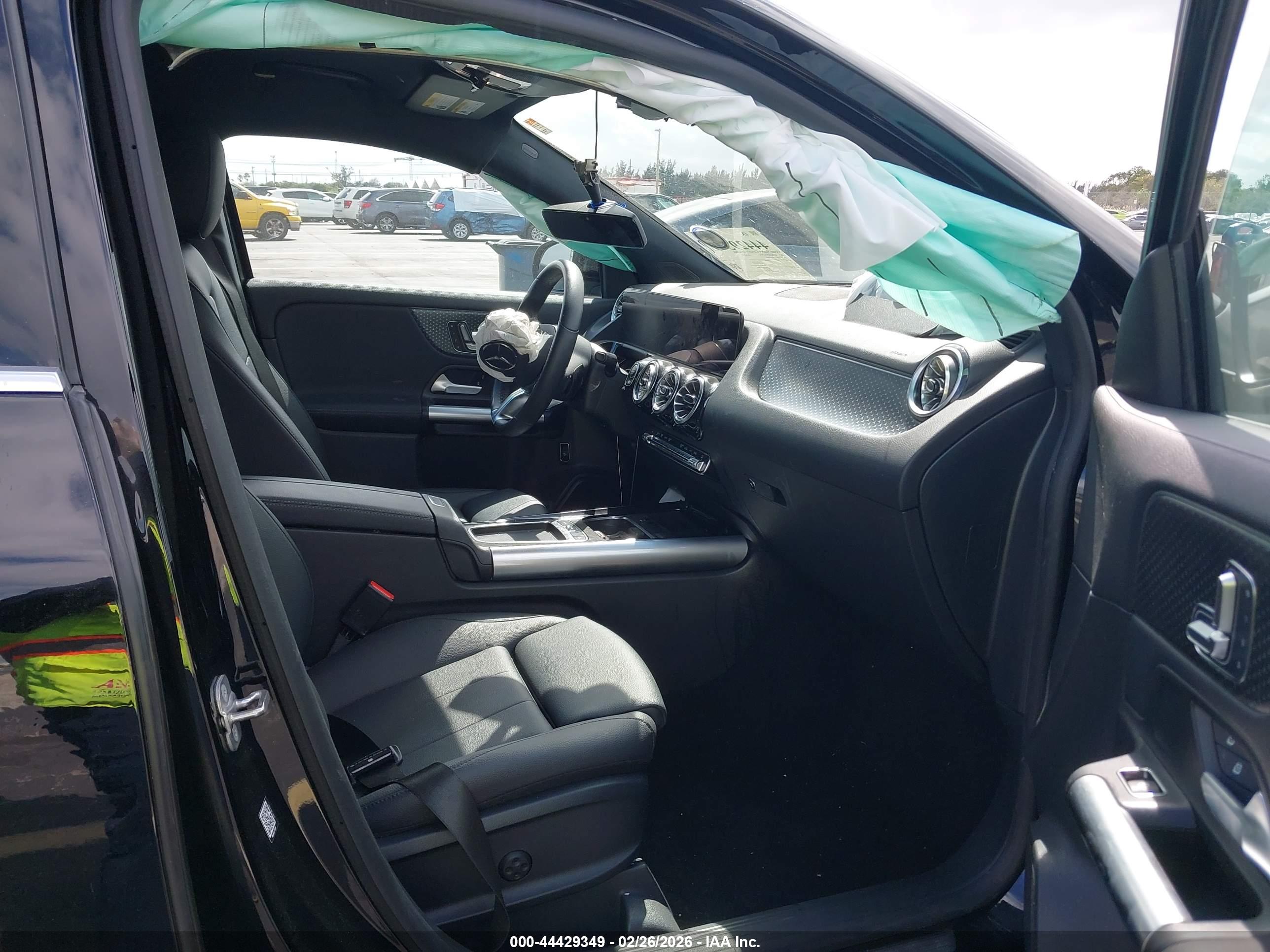 MERCEDES-BENZ GLA image 5