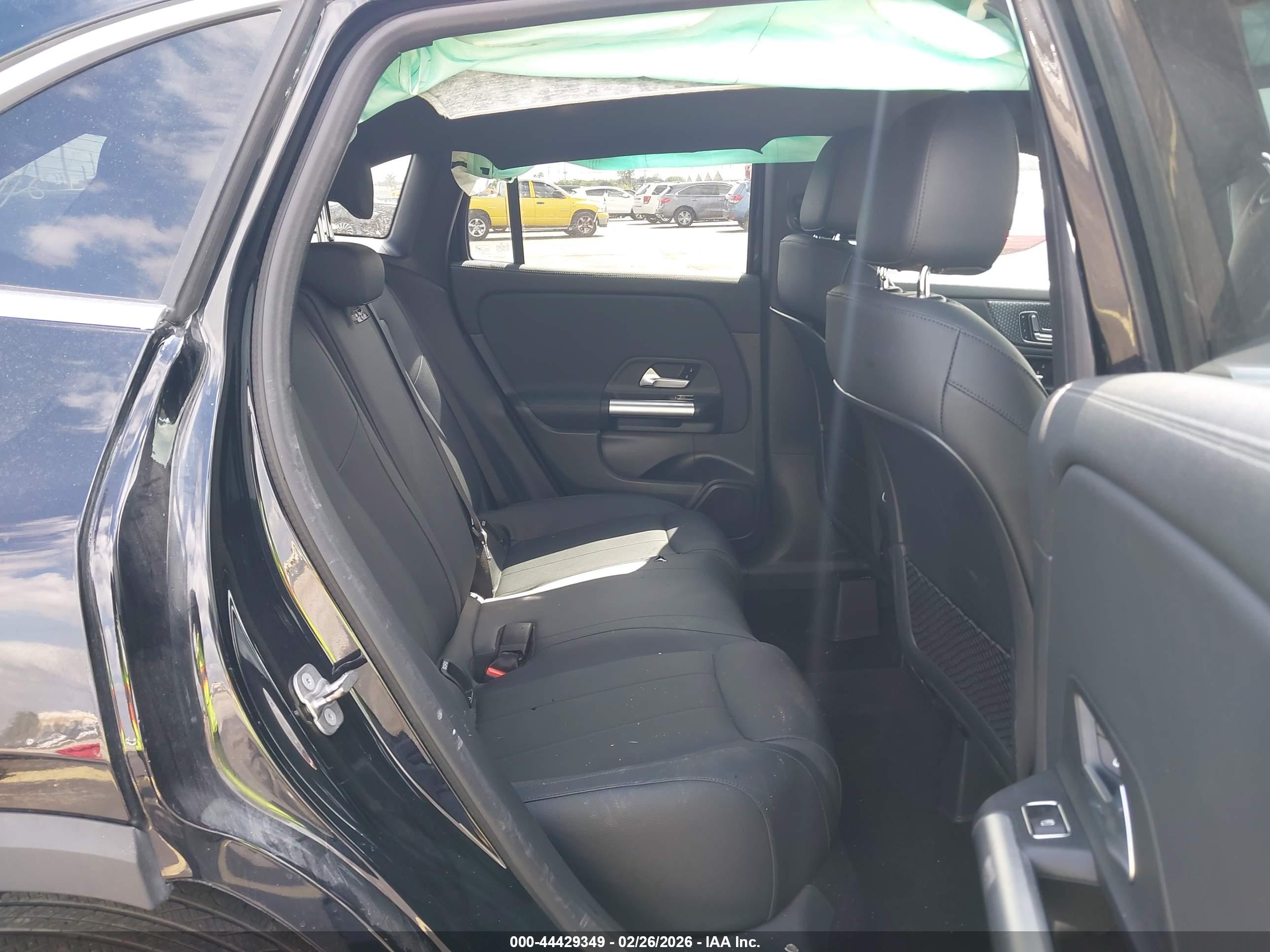 MERCEDES-BENZ GLA image 8