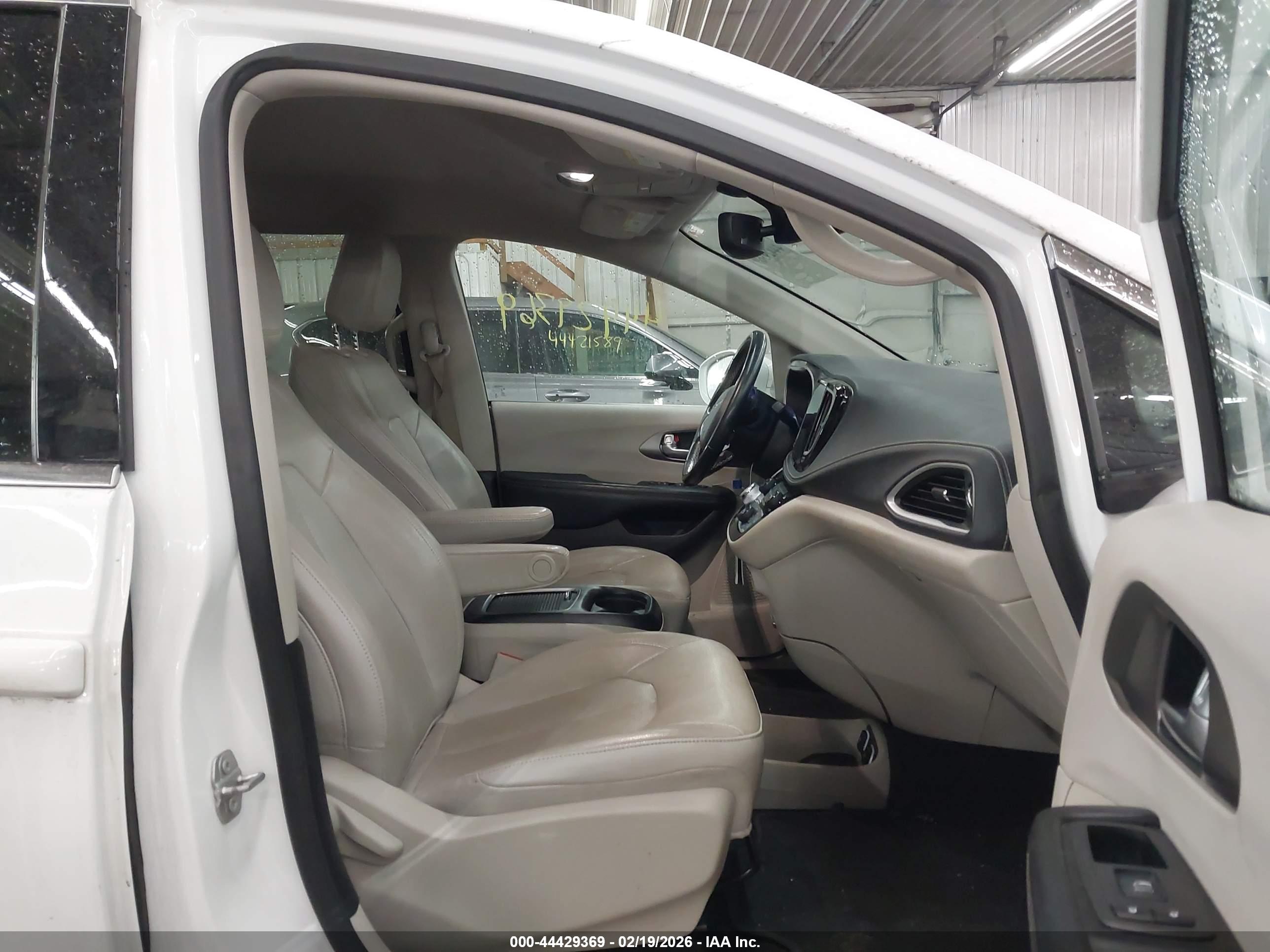 CHRYSLER PACIFICA image 5