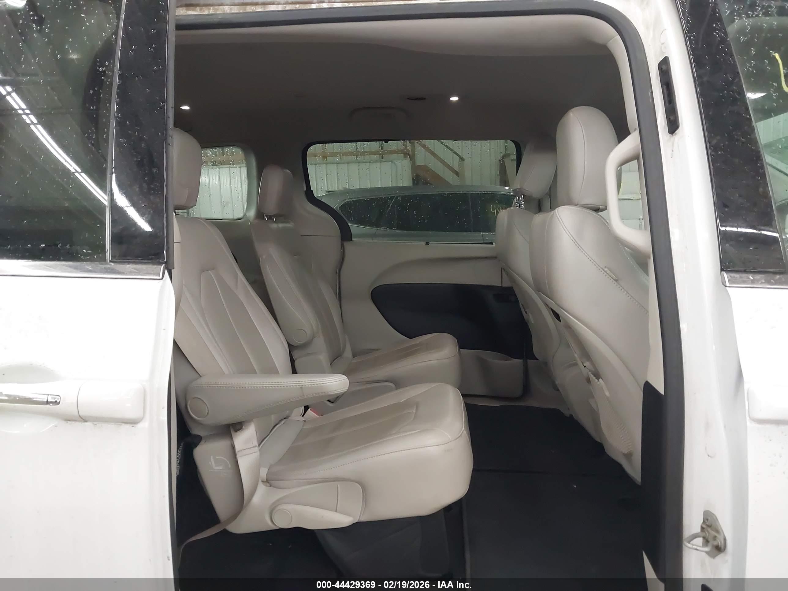CHRYSLER PACIFICA image 8