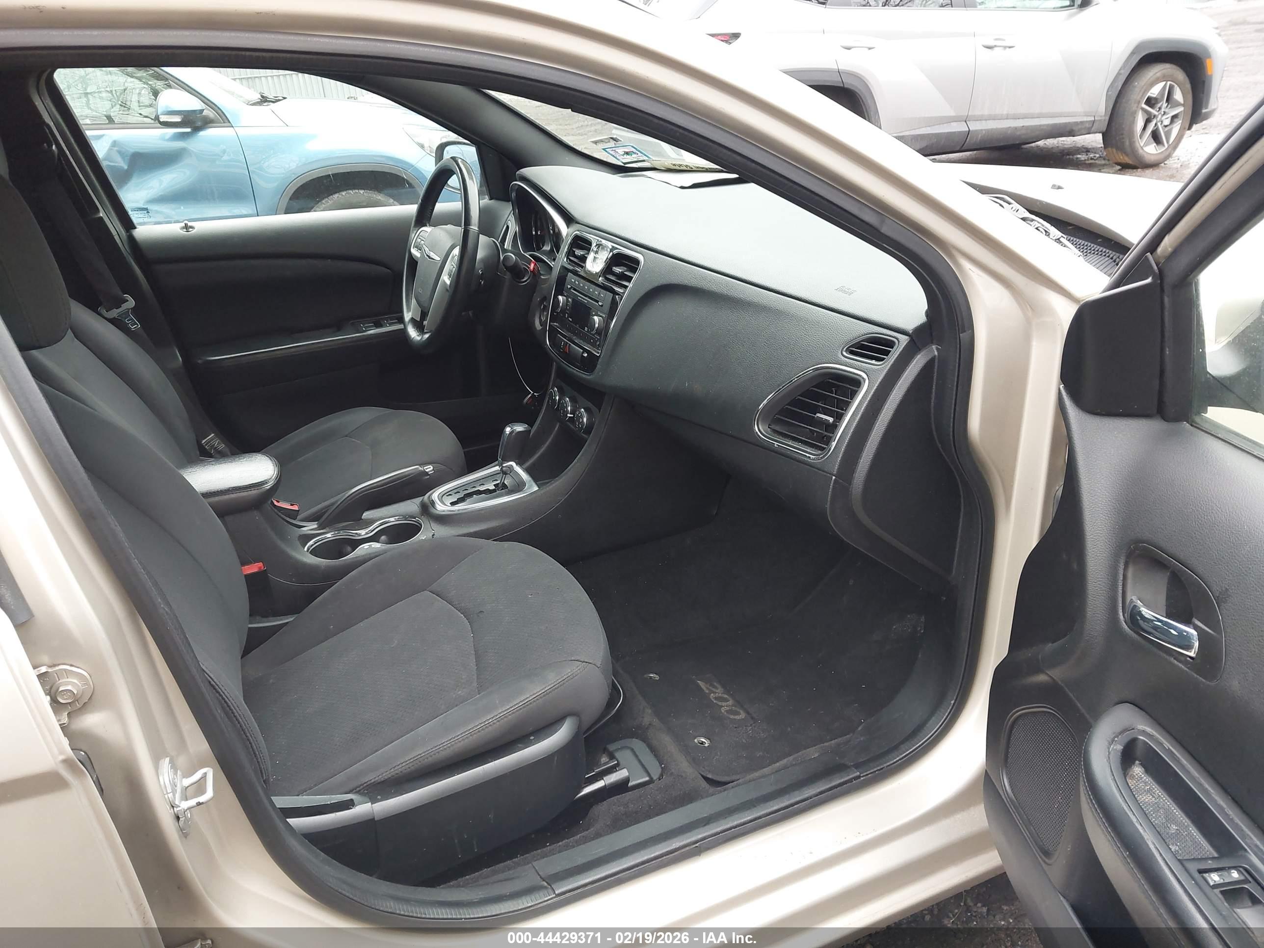 CHRYSLER 200 image 5