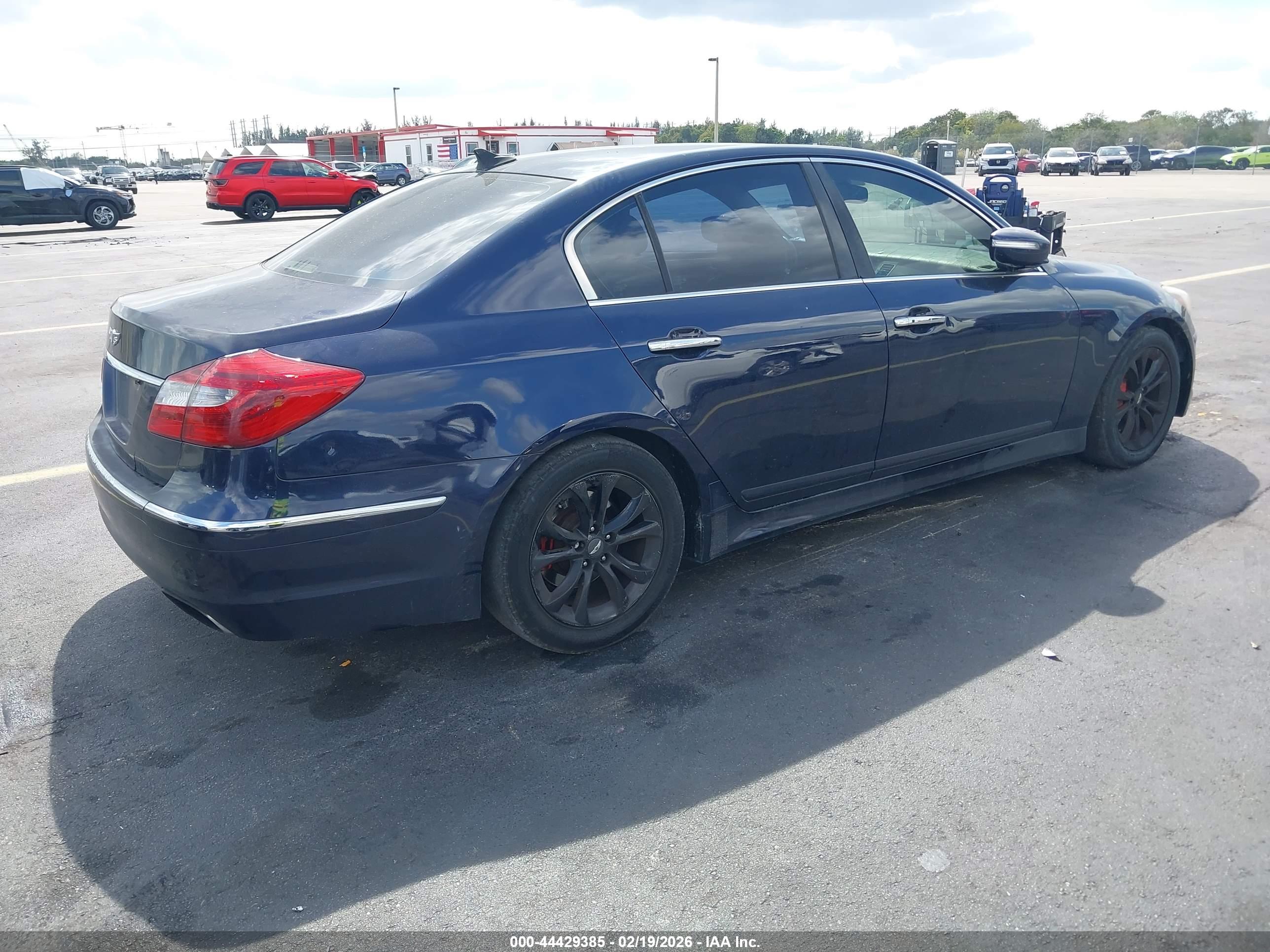 HYUNDAI GENESIS image 4