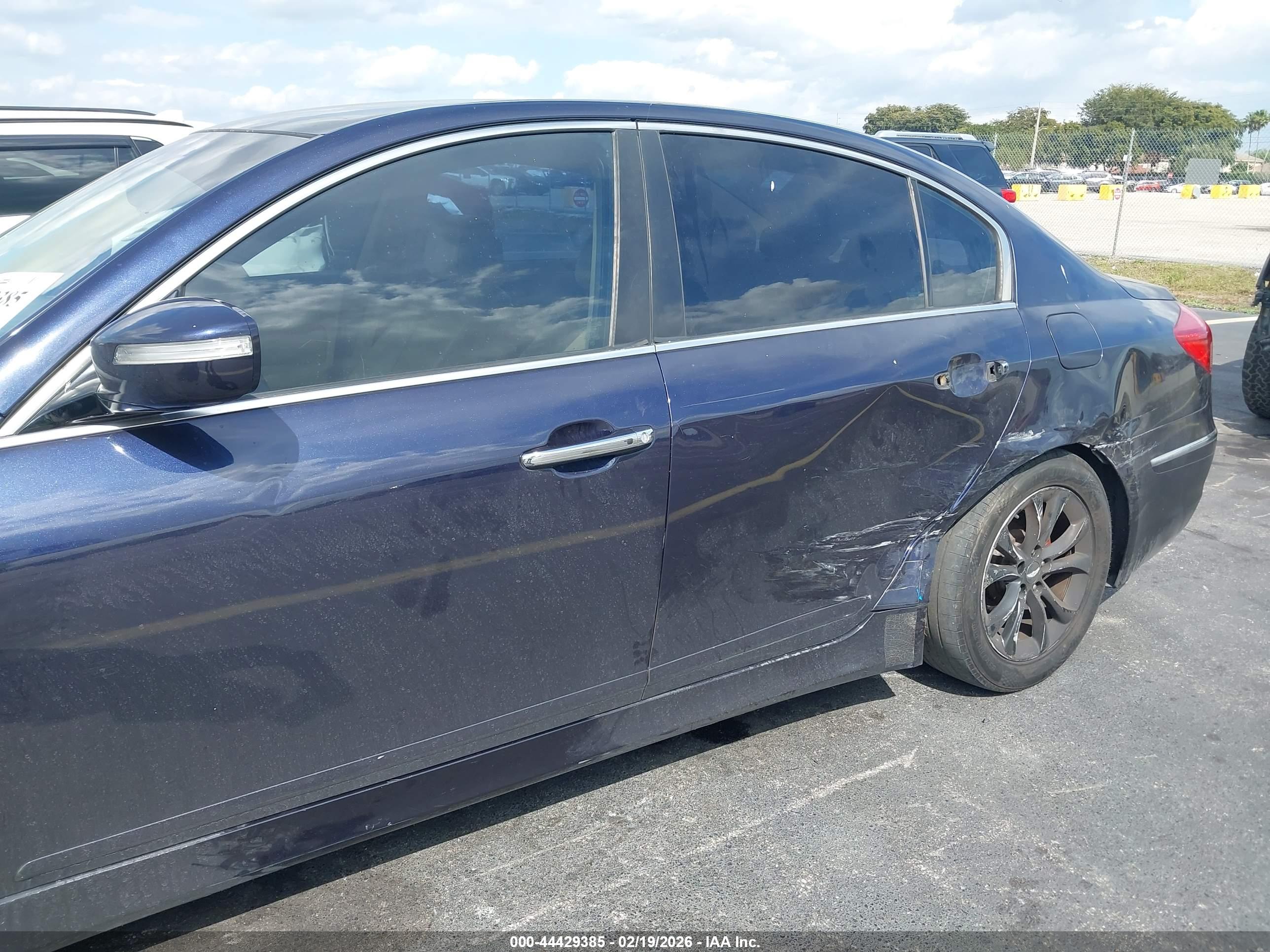 HYUNDAI GENESIS image 6