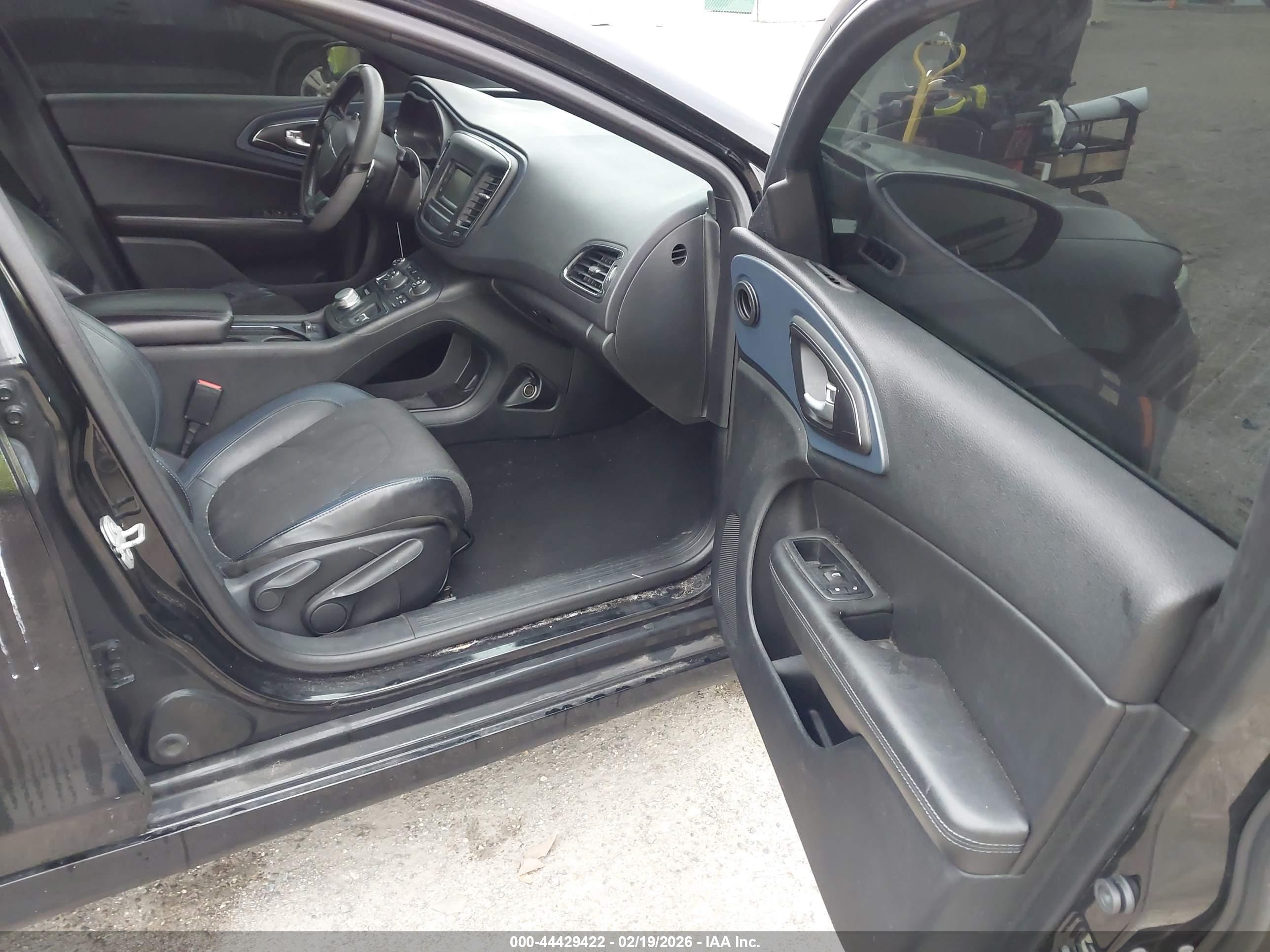 CHRYSLER 200 image 5